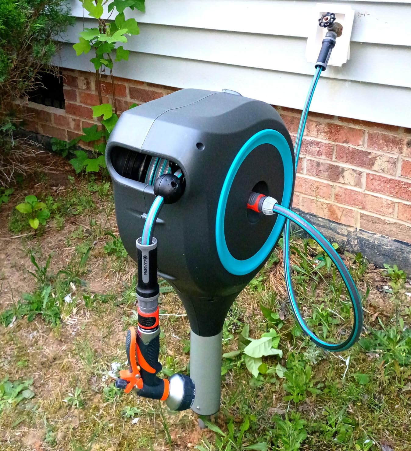 GARDENA Automatic Retractable Garden Hose Reel - 50 Feet - 360 Degree Swivel Outdoor Hose Reel with Metal Spike Base - Auto Retract - UV Resistant Housing - Easy Install No Tools Required - 18604 customer photo 1