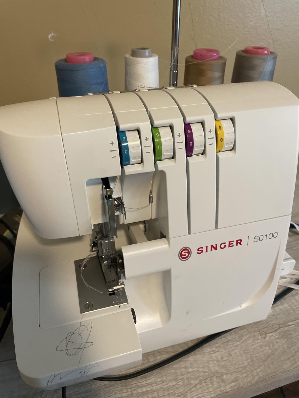 SINGER® S0100 High Speed Serger Overlock Machine, 2-3-4 Thread Capability customer photo 2
