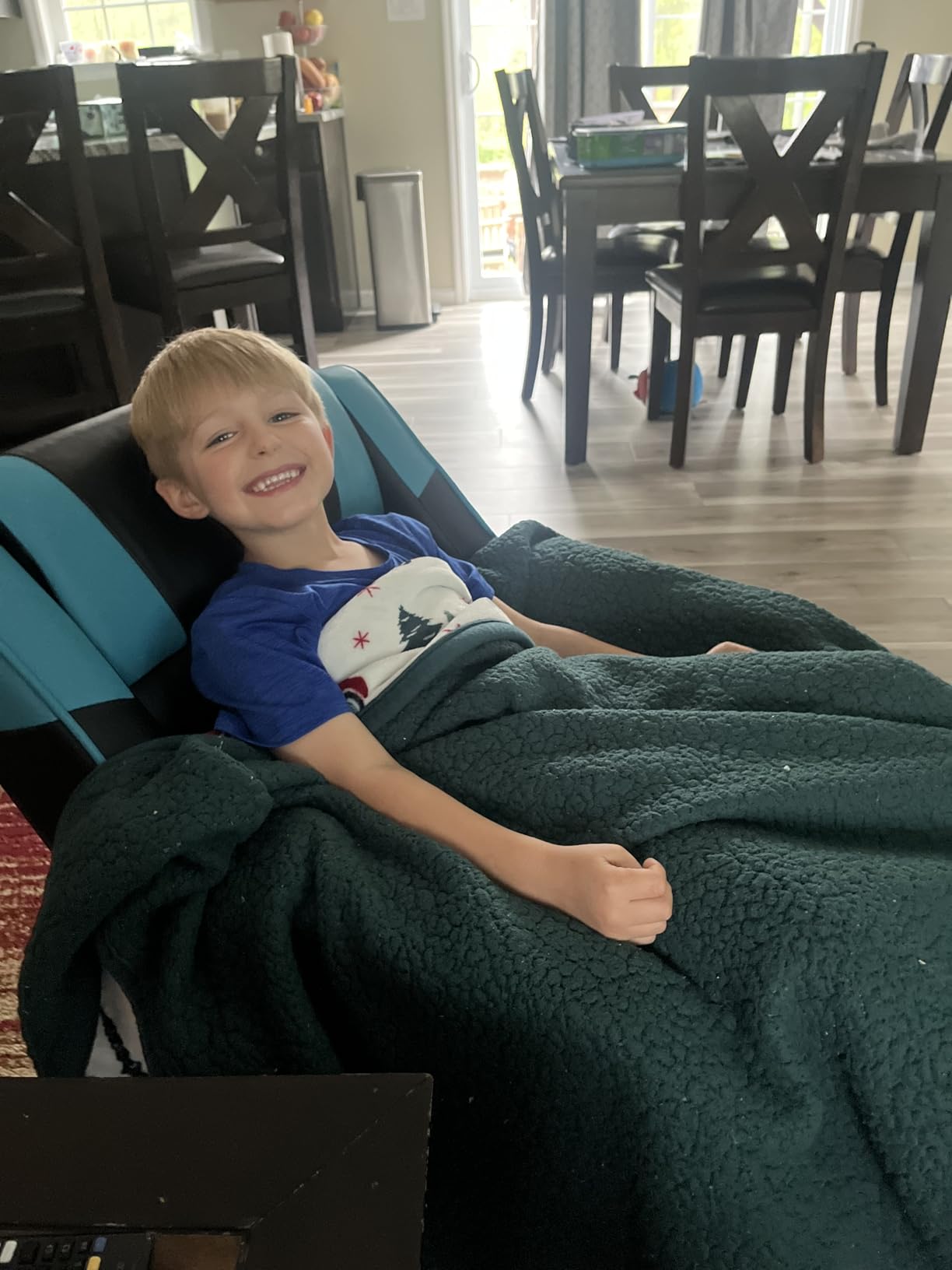 Giantex Kids Recliner, Gaming Recliner Chair with Footrest, Headrest & Lumbar Support, Ergonomic Leather Lounge Chair Toddler Furniture, Adjustable Racing Style Recliner Sofa for Boys Girls, Blue customer photo 1