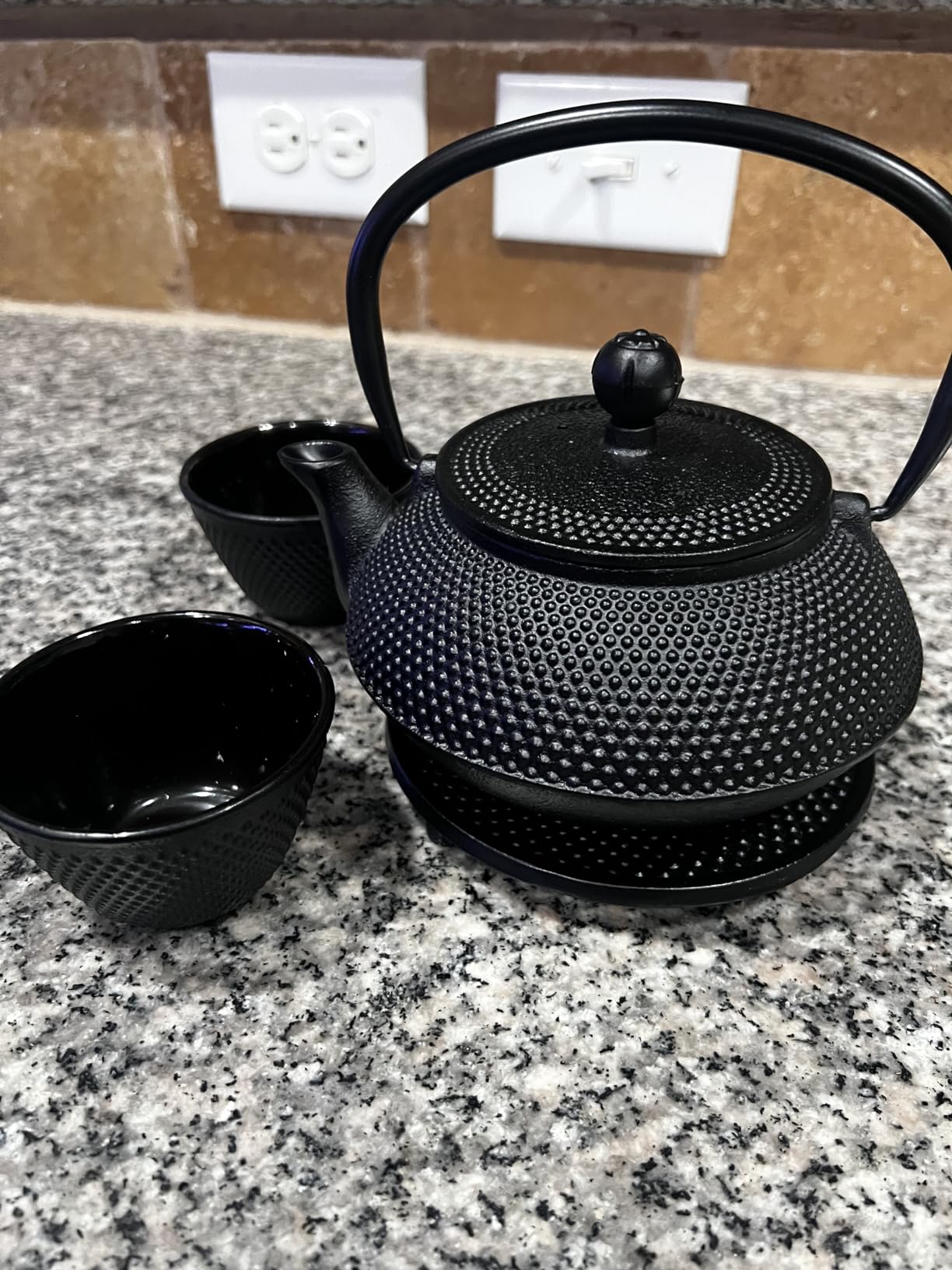 Velaze Cast Iron Teapot Set,Japanese Teapot Heat Preservation with Trivet,Stainless Steel Infuser and 2 Cups,Durable Cast Iron with a Fully Enameled Interior,Beautiful Hammered Design,700ML/23oz customer photo 1