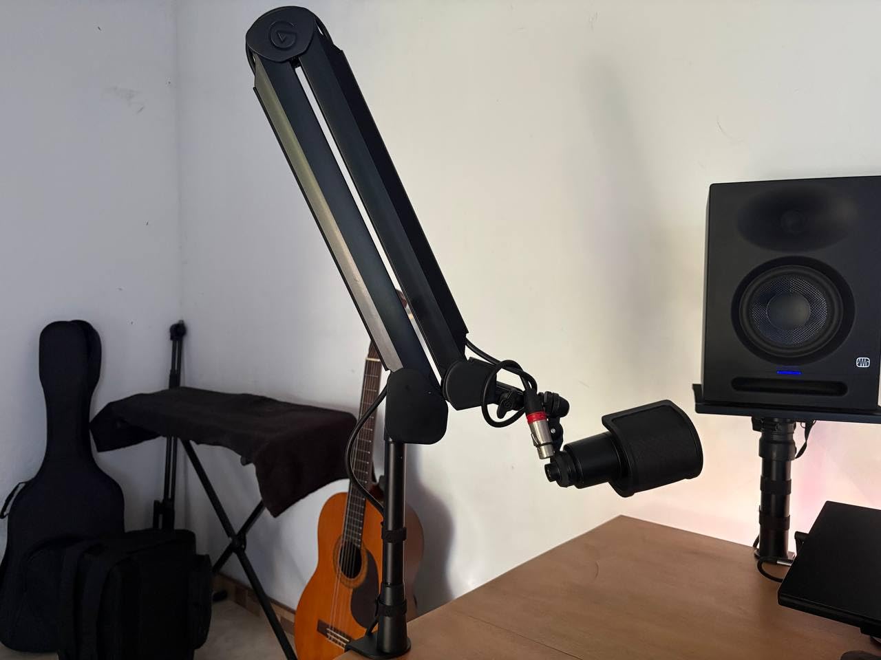 Elgato Wave Mic Arm High Rise, Broadcasting Boom Arm | 750mm vertical reach, Internal springs, Integrated cable channels, Custom counterweight, Desk clamp included customer photo 2