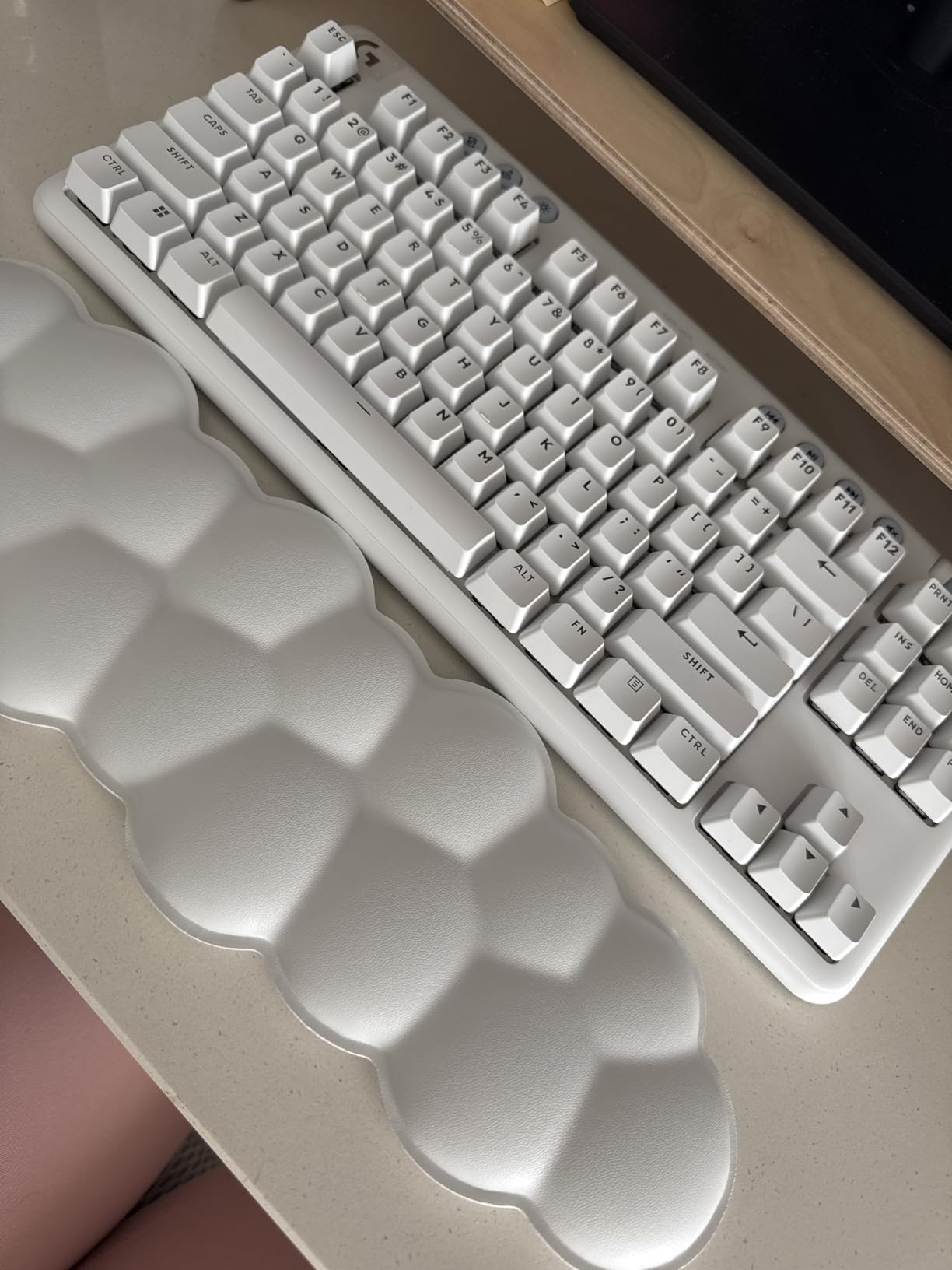 Logitech G715 Wireless Mechanical Gaming Keyboard - White Mist | LIGHTSYNC RGB, Lightspeed wireless, mechanical linear switches, keyboard palm rest, PC/Mac compatible customer photo 2