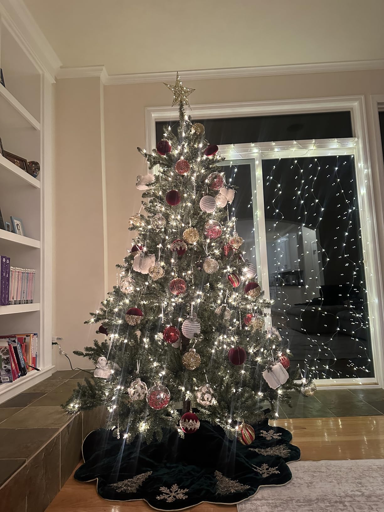 Balsam Hill 9ft Pre-Lit Classic Blue Spruce - Artificial Christmas Tree with 1500 Clear Incandescent Lights, Easy Plug Technology, Premium Stand for Indoor Holiday Decorating customer photo 1