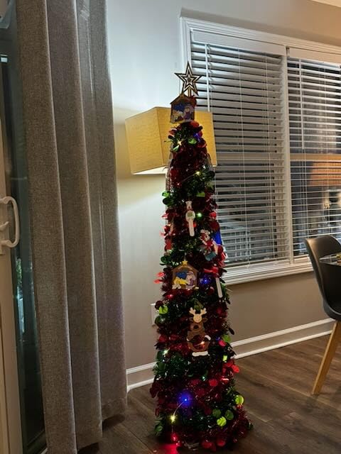 HMASYO 5 FT Pop Up Christmas Tree with Colored Timer Lights, Green Silver Tinsel Pencil Christmas Tree, Collapsible Artificial Pencil Tree Holiday Decoration for Home, Apartment, Office, Party customer photo 1