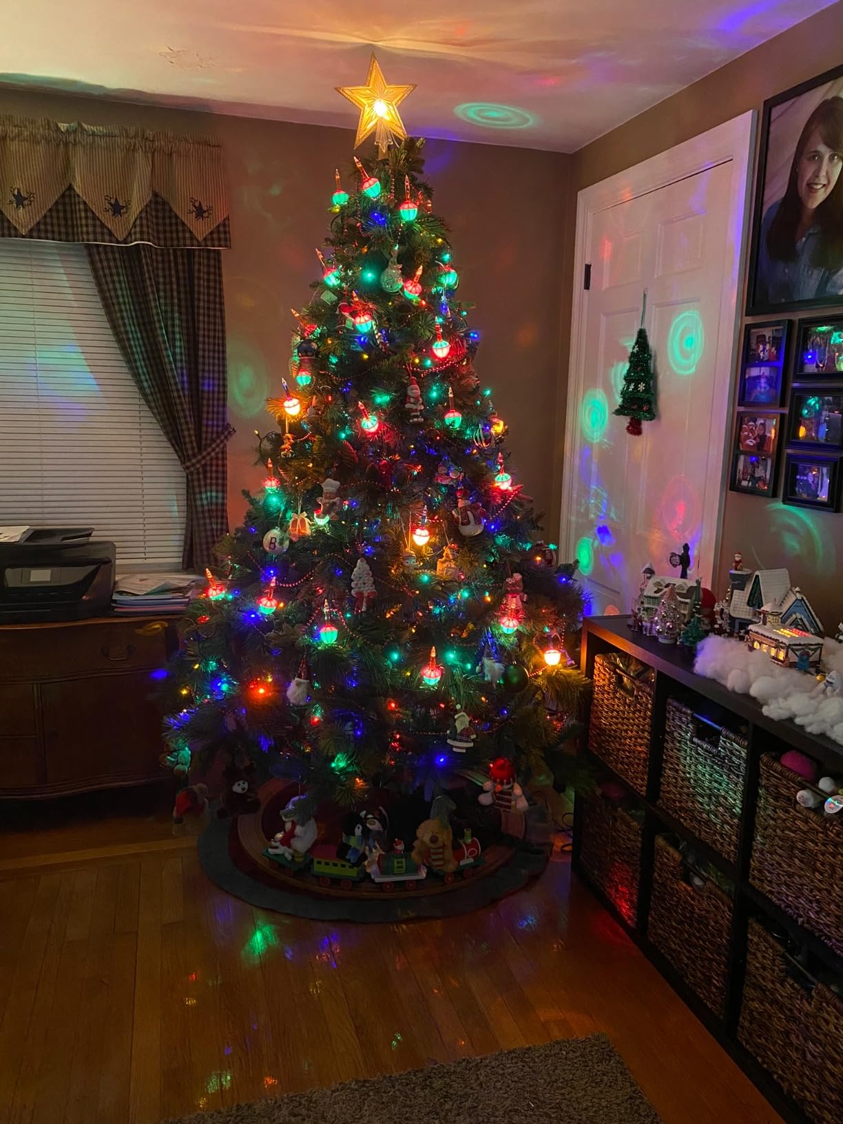 Naomi Home Vail 9ft Prelit Artificial Christmas Tree with Pine Cones, Foot Pedal, 2294 Branch Tips, 1050 Warm Lights and Metal Stand, 62