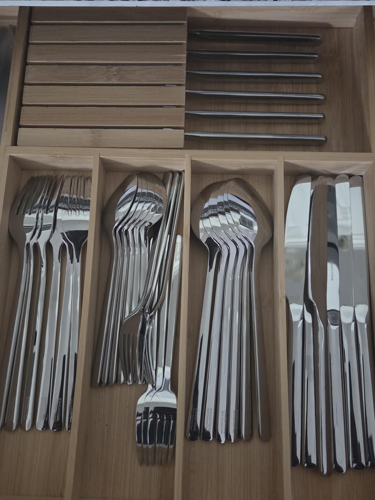 KINGSTONE 40 Piece Silverware Set, Flatware Set for 8, 18/10 Stainless Steel Cutlery Set Mirror Polished Modern Design Dishwasher Safe customer photo 1
