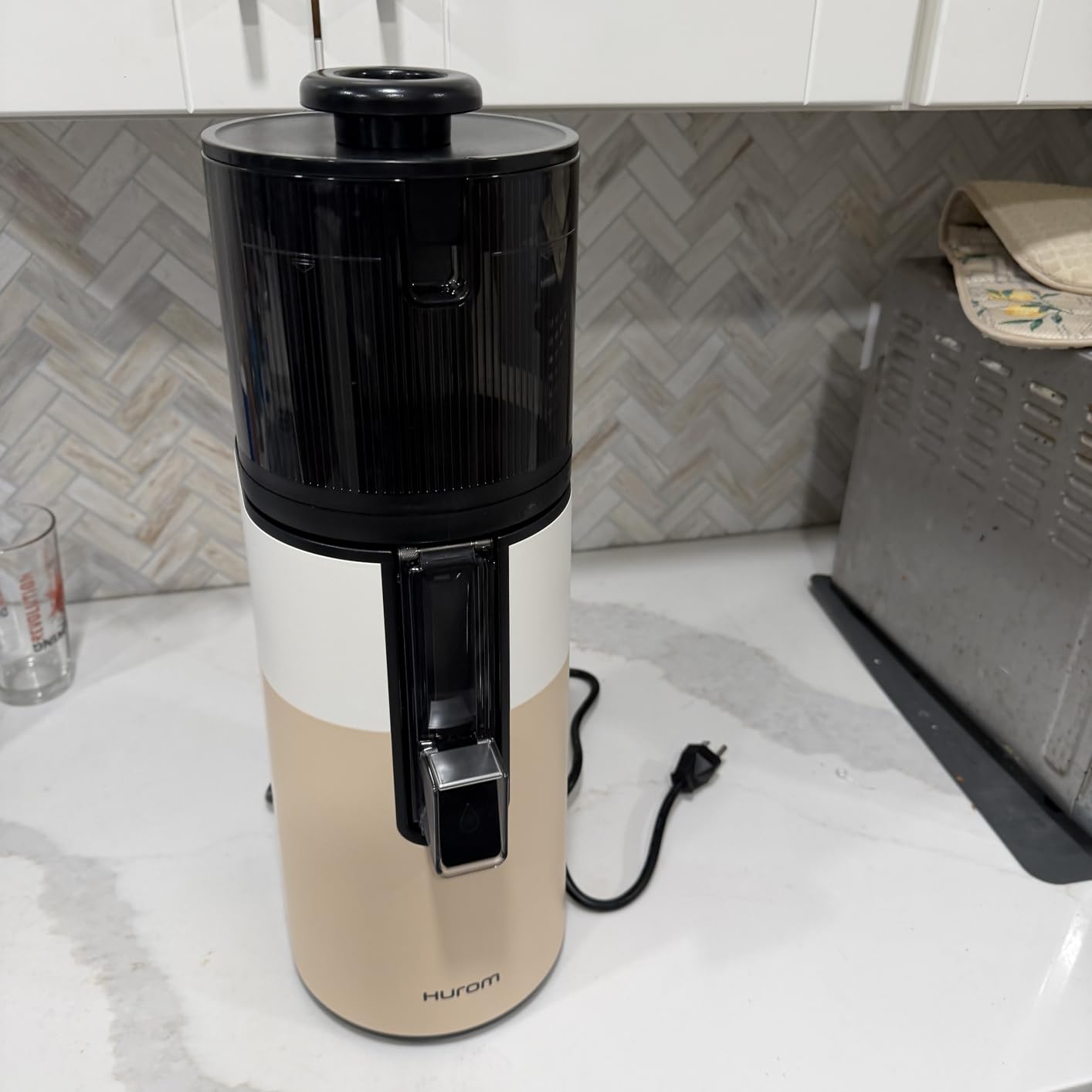 Hurom H400 Easy Clean Slow Juicer, Matte Black | Hands Free | Hopper Fits Whole Produce | Quiet Motor | BPA Free | Easy Assembly | Healthy Living | Cold Press Masticating Juicer (Titanium) customer photo 1