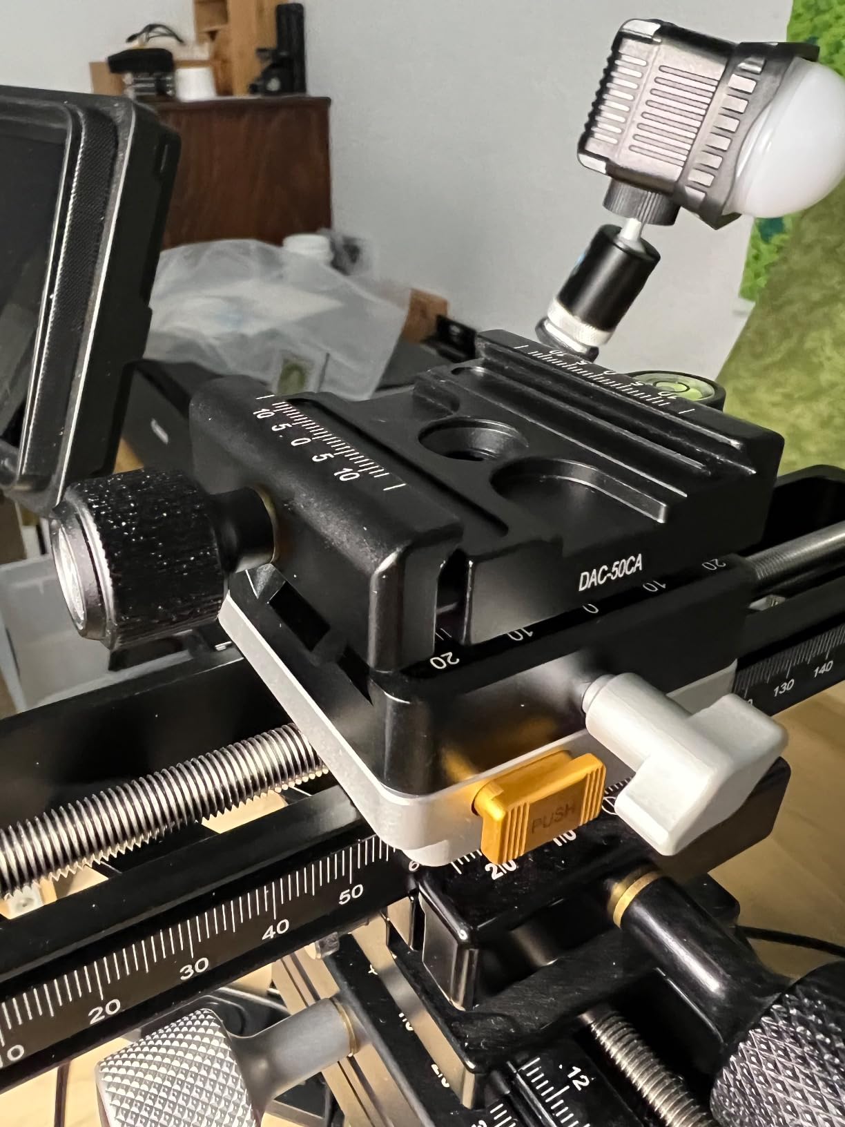 NiSi NM-200S Macro Focusing Rail, Precision Focus Slider for Macro Photography, Universal Tripod Mounting, 360-Degree Rotating Clamp with Quick-Release Plate, Detachable Feet, Arca-Swiss Compatible customer photo 1