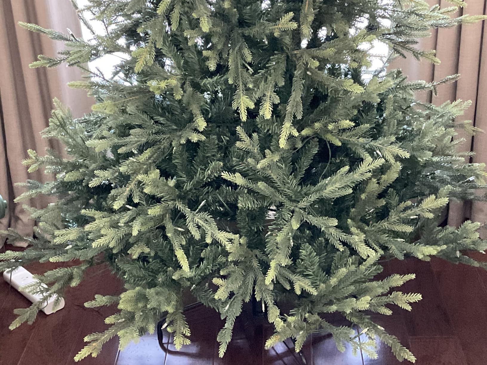 Hykolity 9 ft Prelit Christmas Tree with Realistic PE Foliage | 600 Warm White Led Lights, 5,179 Mixed PE and PVC Tips, Hinged Design and Sturdy Metal Stand customer photo 1
