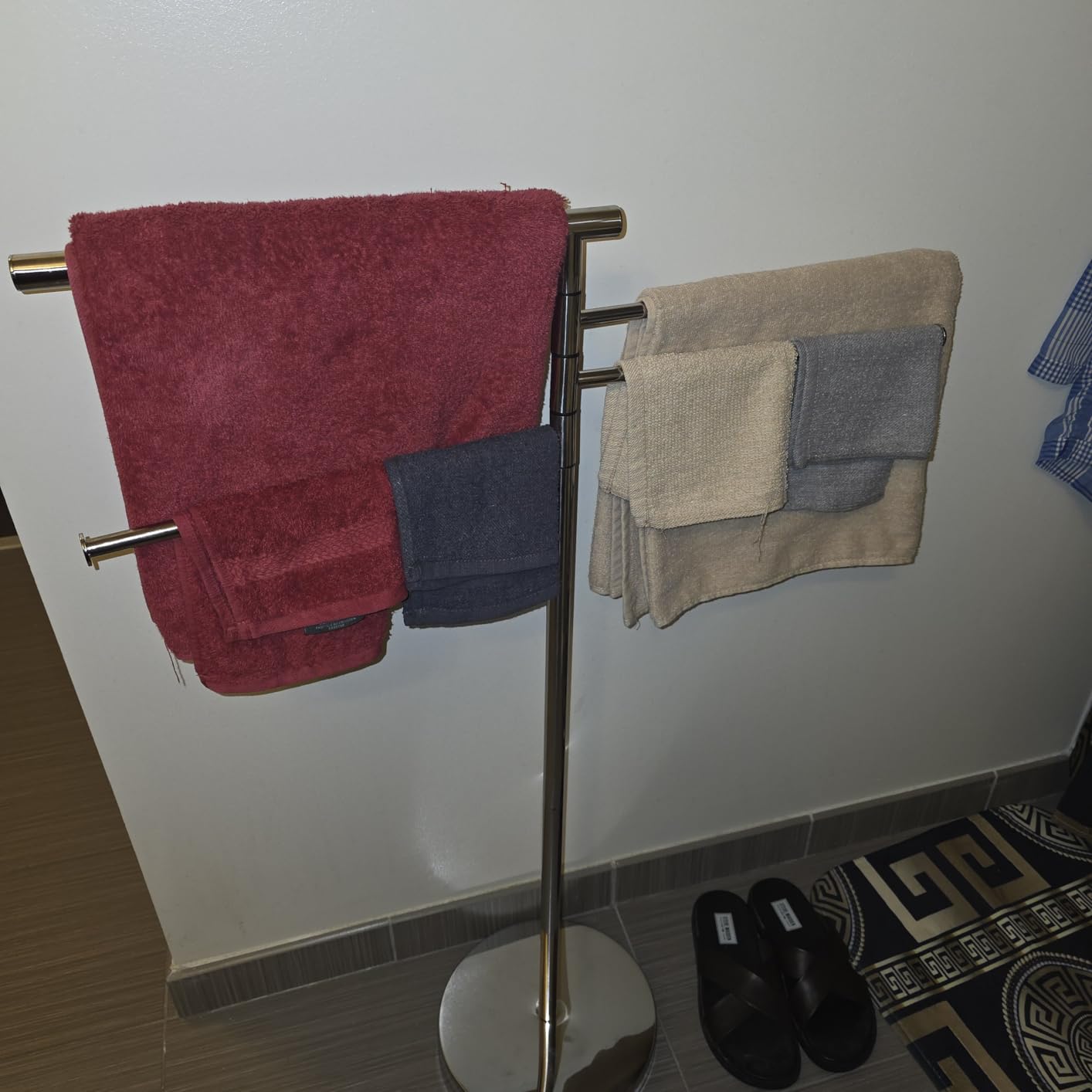 Freestanding Towel Rack, 40 Inch Tall Standing Towel Racks for Bathroom with Weighted Base, Modern Floor Towel Drying Holder Stand with 4 Swivel Arms, Stainless Steel, Chrome, YOFOVI customer photo 1