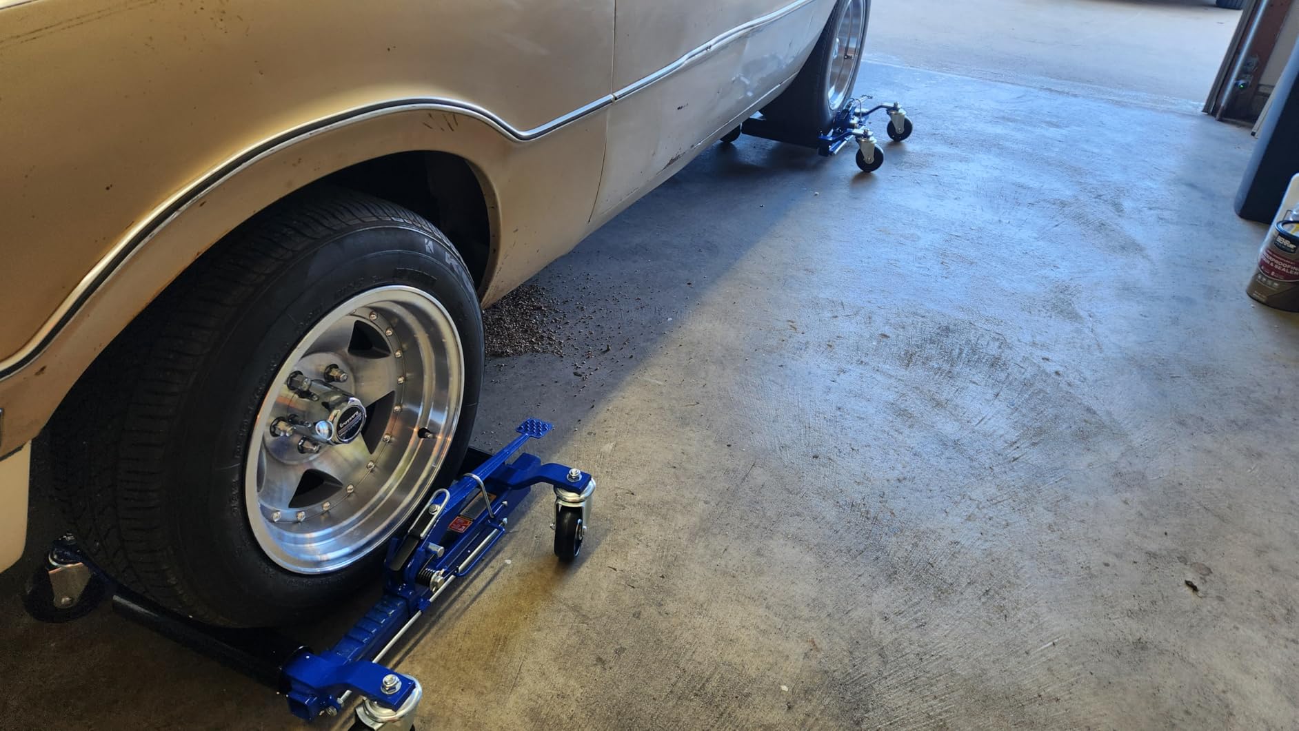 TUFFIOM Car Wheel Dolly Jack Set of 4, Mechanical 6000-lbs Car Skates, 12'' Wheel Vehicle Positioning Jack, Heavy Duty Rollers with Ratcheting Foot Pedal for Tire Auto Repair Moving, Blue customer photo 1
