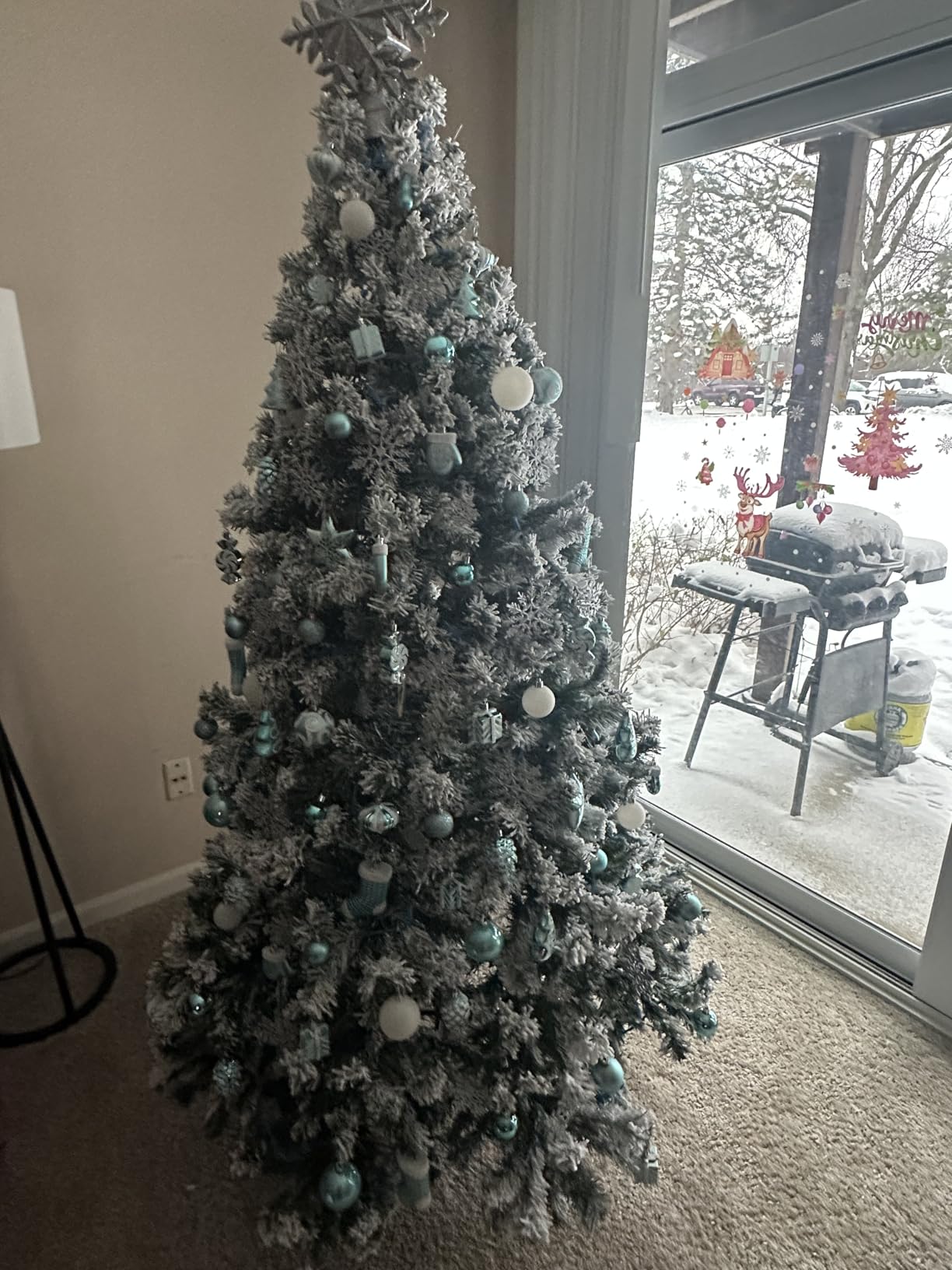 Yaheetech 7.5ft Pre-lit Artificial Christmas Tree with Incandescent Warm White Lights, Flocked Prelighted Xmas Tree with 1284 Branch Tips, 550 Incandescent Lights & Foldable Stand, Pure Green customer photo 2