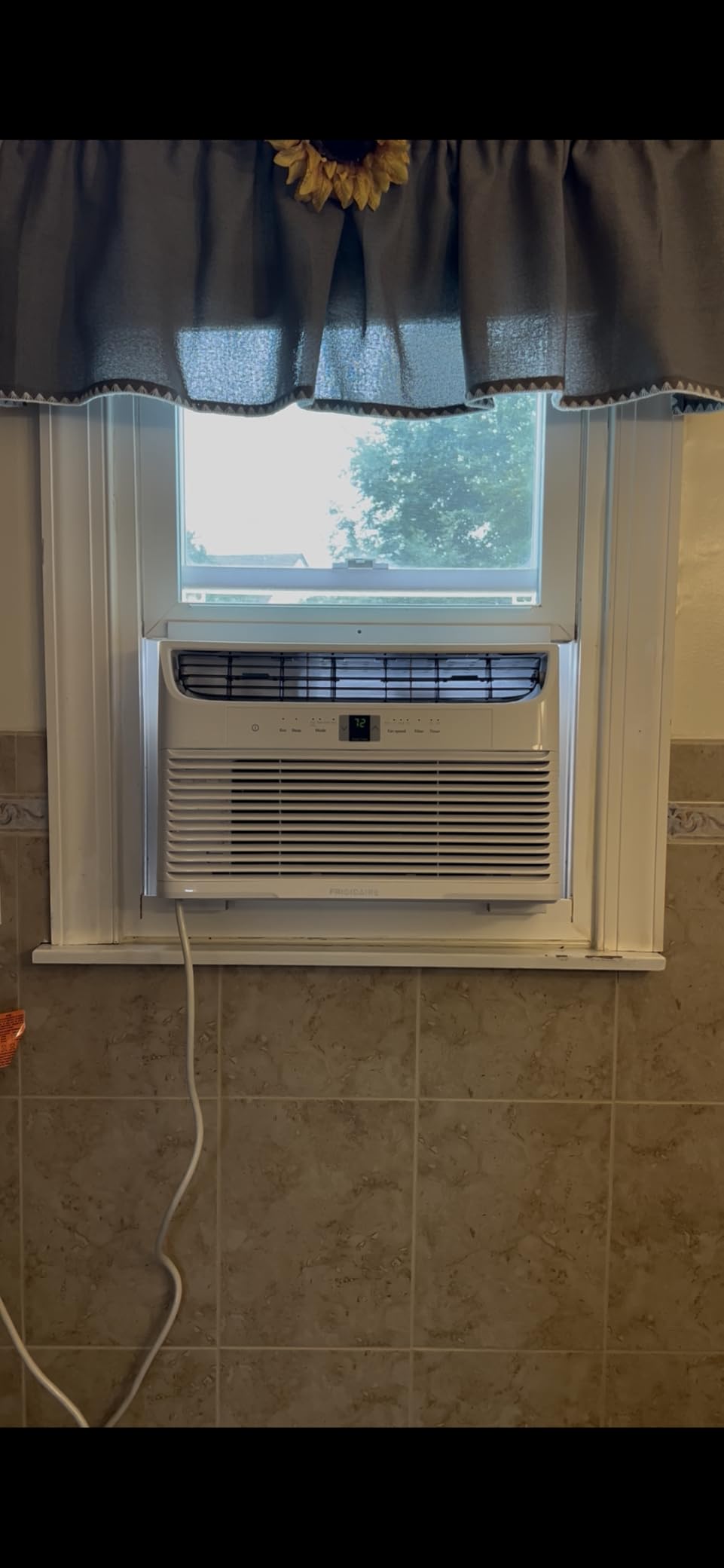 Frigidaire 8,000 BTU Window Air Conditioner with Remote Control, Cools Up to 350 Sq. Ft., Quiet Operation, Eco Mode, 3 Fan Speeds, Auto Restart, White customer photo 1