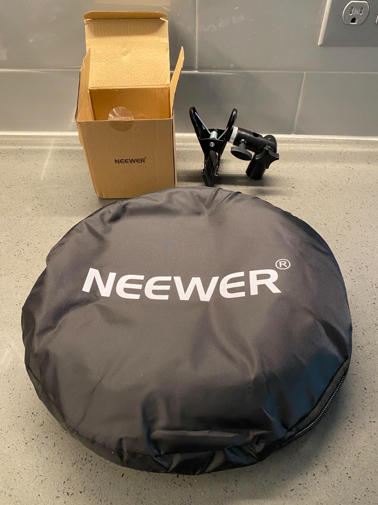 NEEWER 32 inch/80cm 5 in 1 Light Reflector with Clamp & Hand Grips, RF-80II | Polyester Multi Disc, Photography Diffuser, Translucent, Silver, Gold, White, Black, 3/8 inch Thread, for Studio Outdoor Lighting customer photo 1