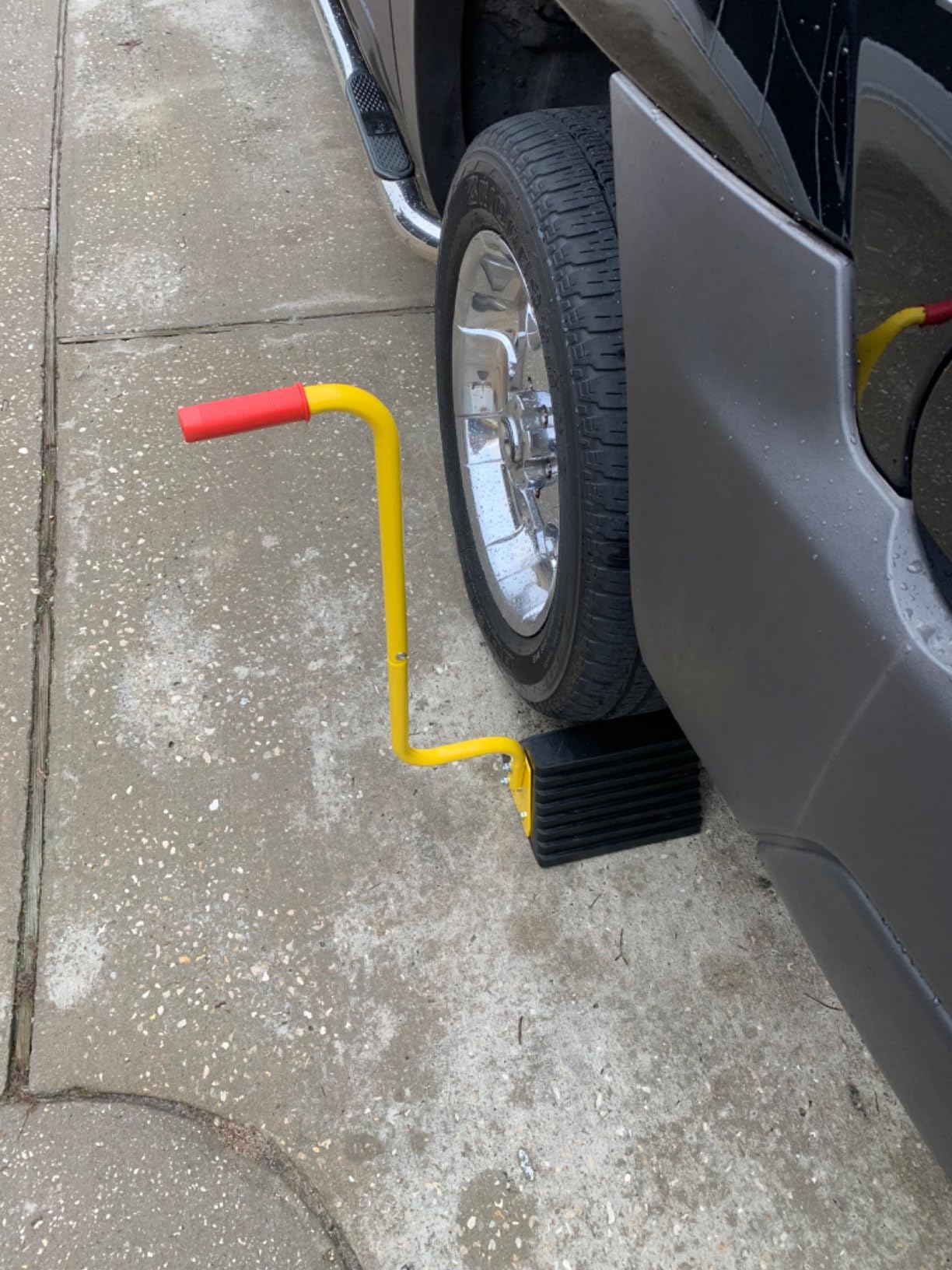Vergo Industrial Extra Large Wheel Chock 2-Pack - Heavy Duty Molded Rubber XL Wheel Chock for Trucks, Trailers, RVs or Large Freight Equipment - Max Weight Capacity 20 Tons / 40,000 lbs (No Handle) customer photo 1