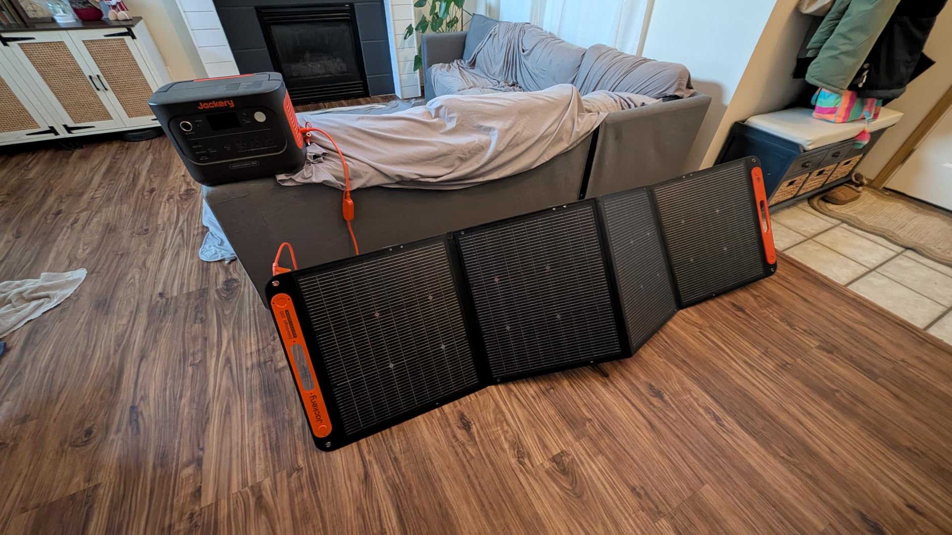 Jackery Solar Generator 1000 v2 and 200W Solar Panel,1070Wh,1500W AC customer photo 1