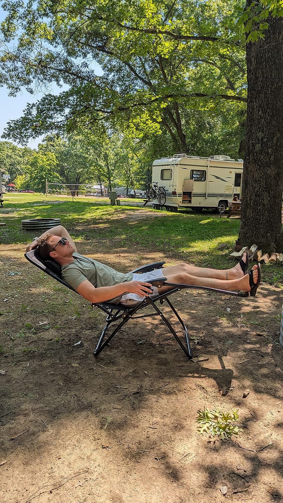 SereneLife Zero Gravity Lounge Chairs Set of 2, Adjustable Outdoor Recliners with Lockable Positions, Side Table Cup Holders, Padded Headrest Pillows, Foldable Steel Frame Patio Chairs (Brown) customer photo 1