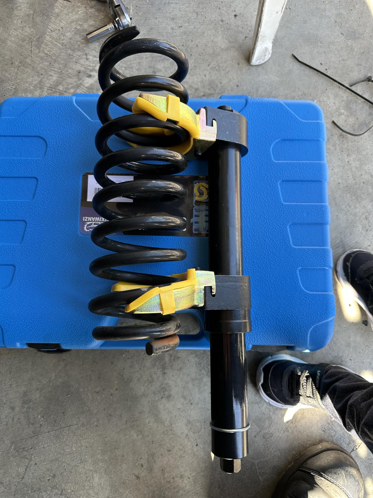 SIXIWANZI Coil Spring Compressor Tool Macpherson Strut Spring Compressor | Universal spring compressor kit, 3 interchangeable yokes 65-212mm, 9921 lbs load, #45 carbon steel customer photo 2