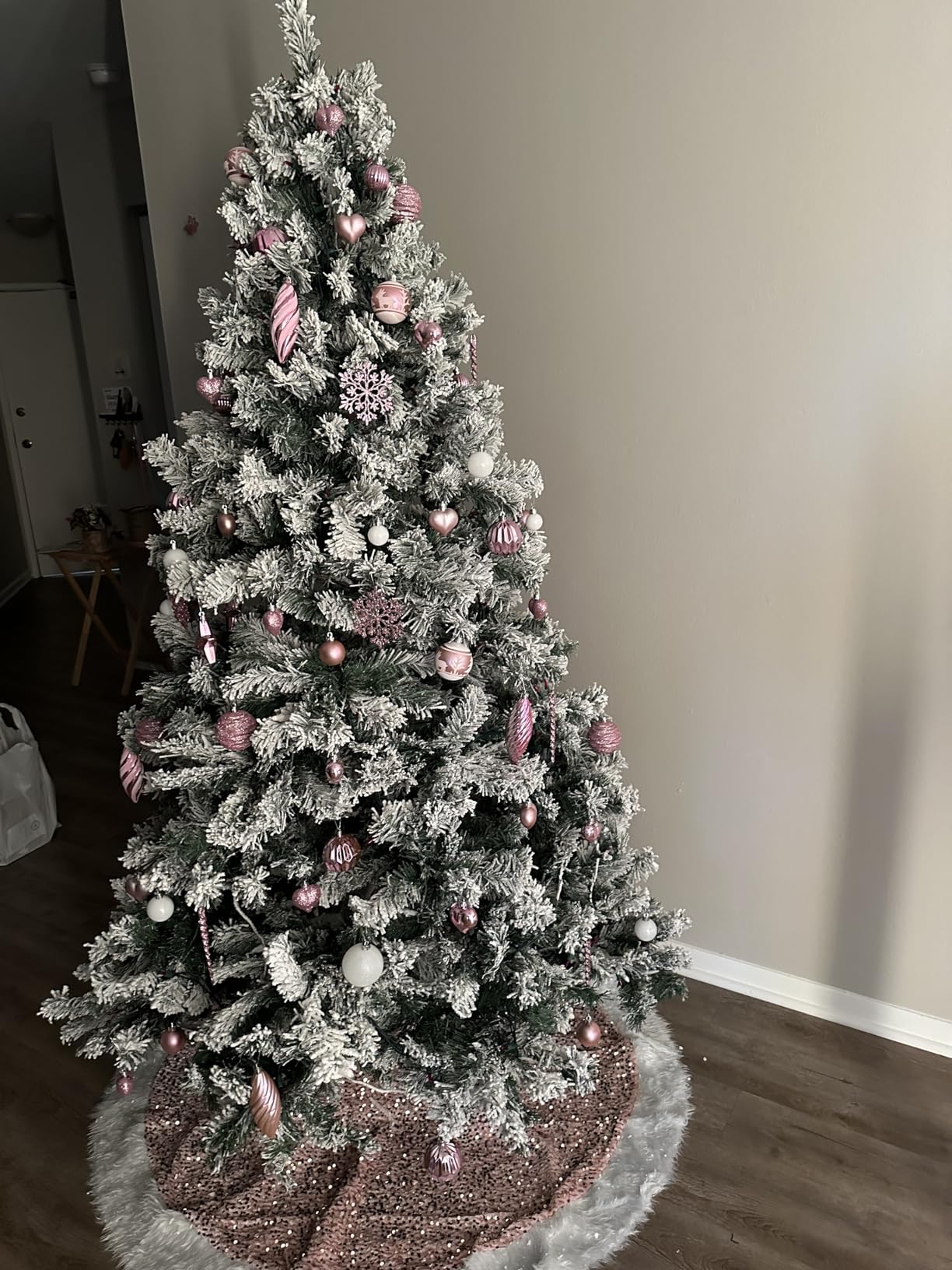 Yaheetech 9ft Prelit Artificial Christmas Tree with 900 Warm White Lights | Flocked Prelighted Full Xmas Tree for Home Decoration with 2084 Tips, 900 Warm White Lights & Foldable Stand, Pure Green customer photo 1