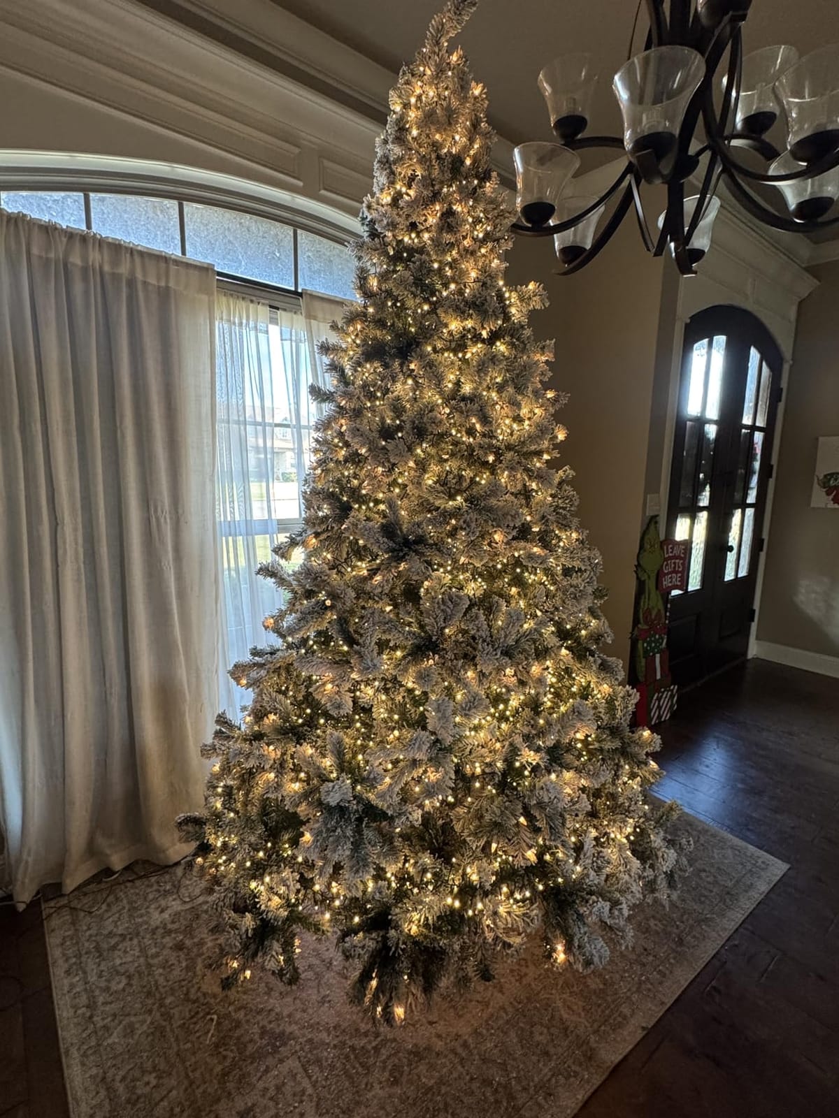 Yaheetech 9ft Prelit Artificial Christmas Tree with 900 Warm White Lights | Flocked Prelighted Full Xmas Tree for Home Decoration with 2084 Tips, 900 Warm White Lights & Foldable Stand, Pure Green customer photo 2