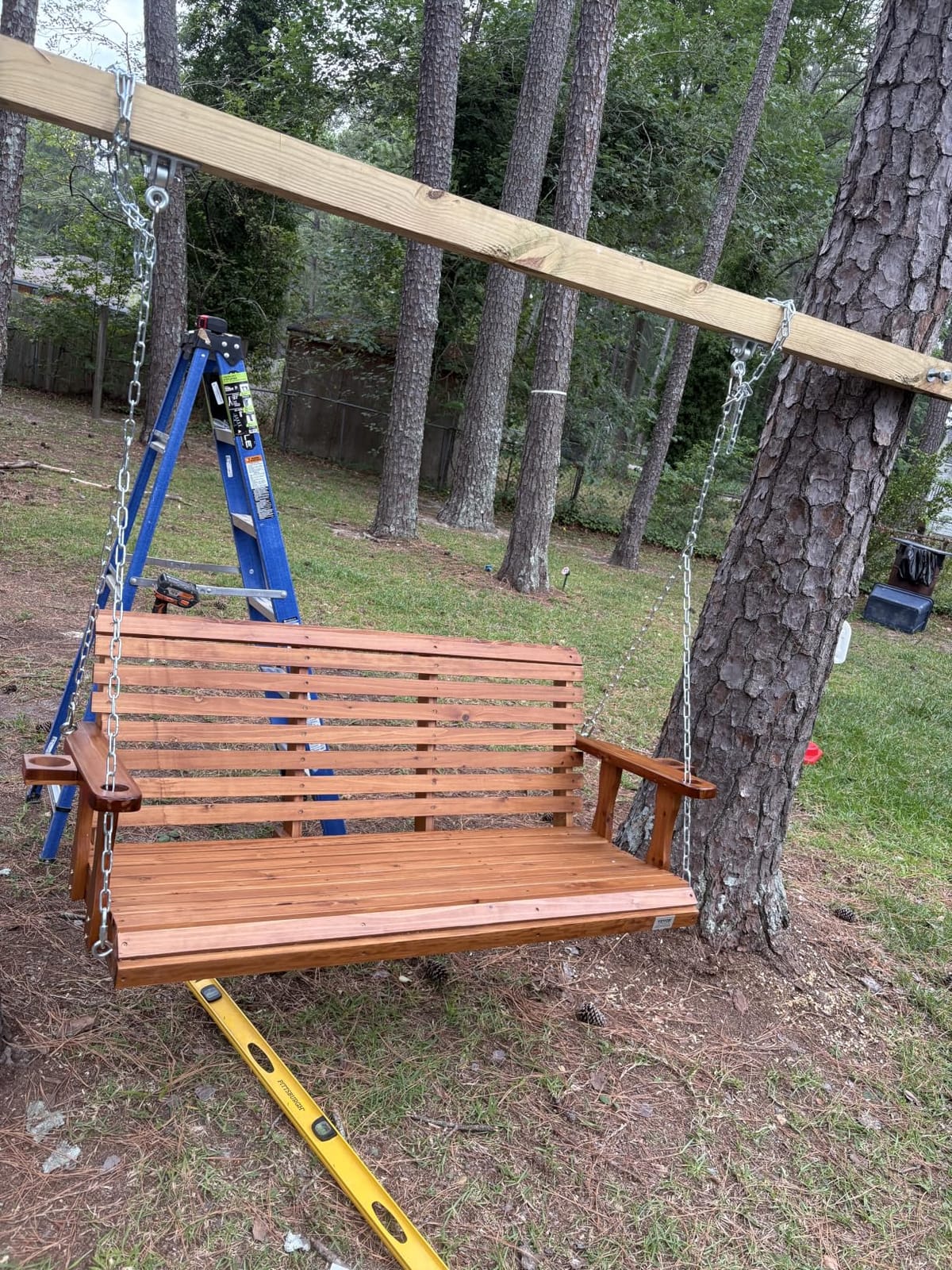 VEVOR Wood Porch Swing 5.5FT, Patio Bench Swing for Courtyard & Garden, Upgraded 880 lbs Strong Load Capacity, Heavy Duty Swing Chair Bench with Hanging Chains for Outdoors, Brown customer photo 2