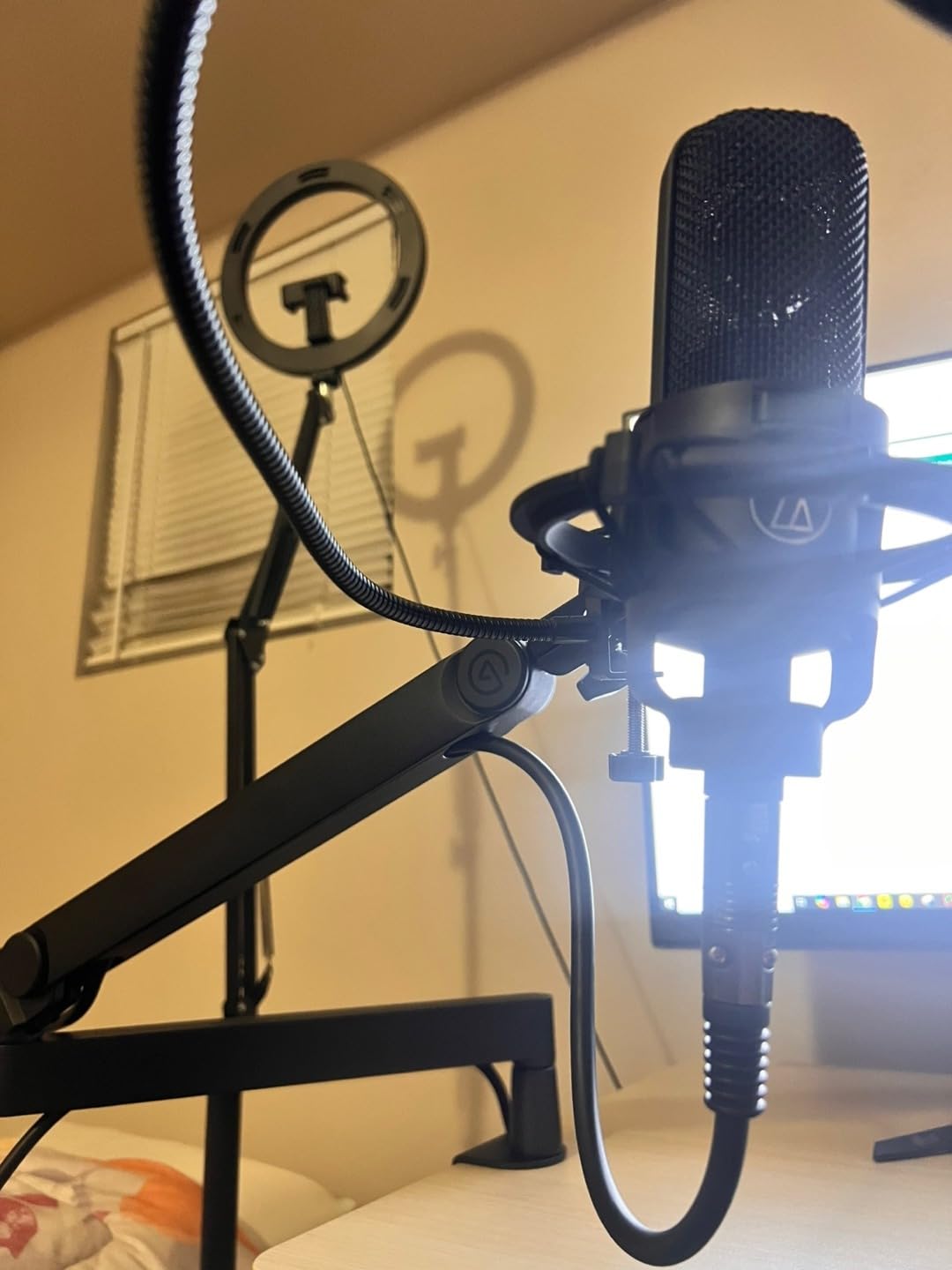 Elgato Wave Mic Arm Pro, Gas Spring Microphone Arm | Supports up to 3kg, Silent gas-spring adjustment, Hidden cable channels, Padded clamp, Compatible with most mic brands customer photo 1