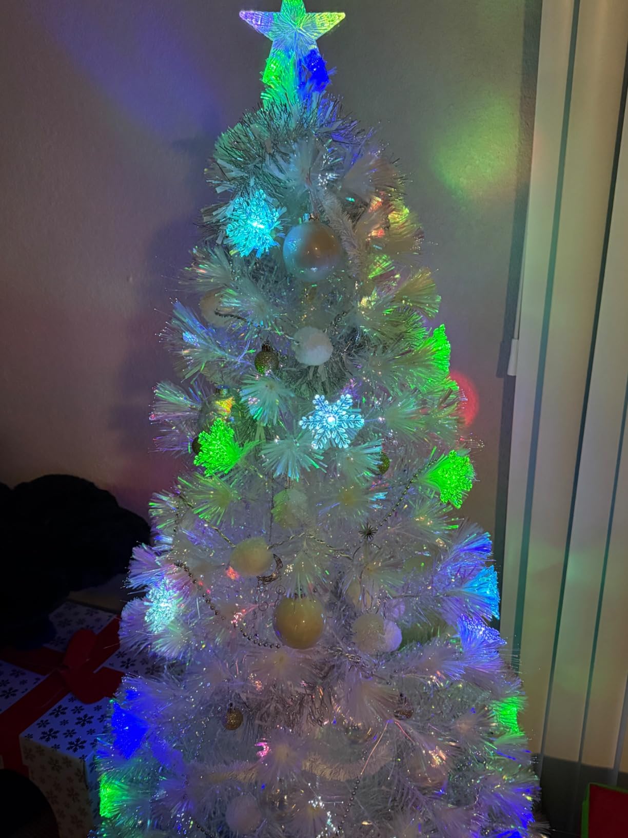 GOFLAME 7FT Prelit Christmas Tree Snow Flocked, Artificial Fiber Optic Xmas Tree with 270 Branch Tips, Pine Needles, 30 Clusters of Red Berries, 30 Pine Cones, 76 LED Lights & 8 Lighting Modes customer photo 1