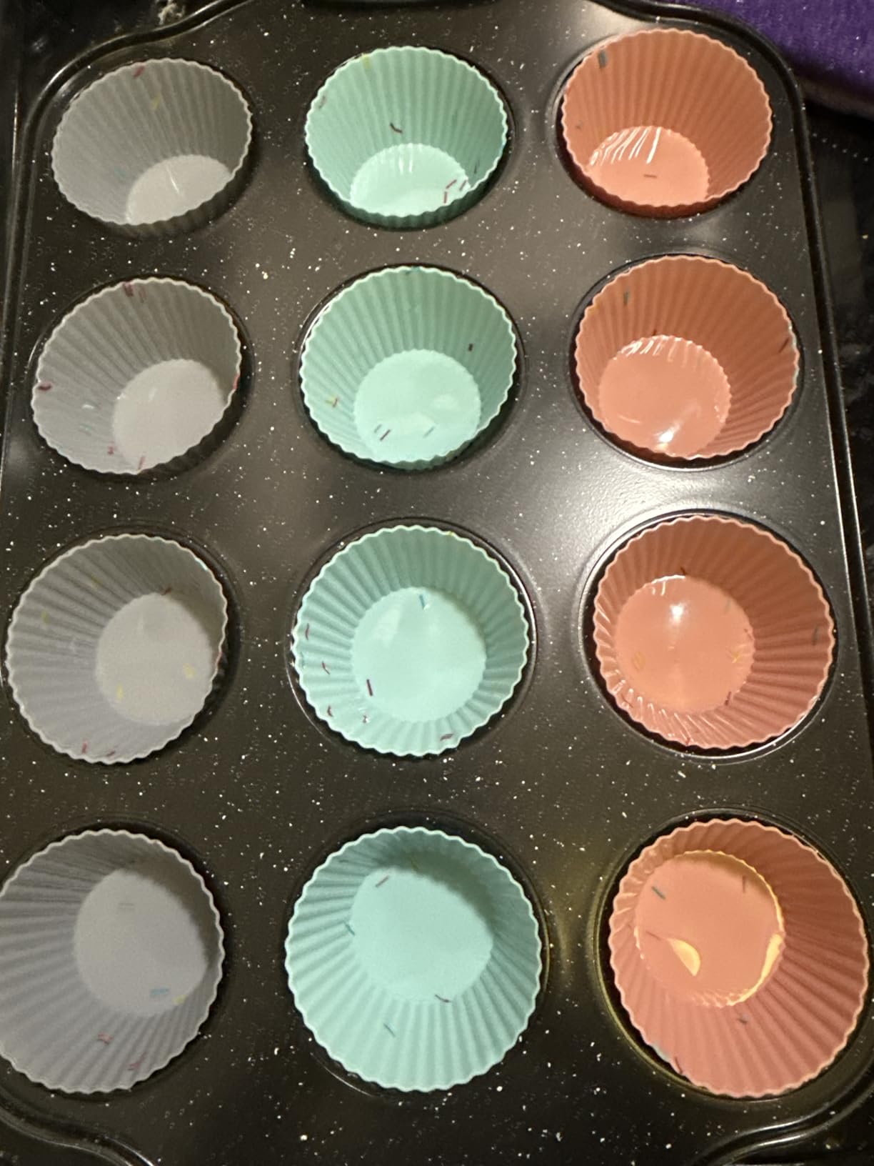 Kikcoin 22 PCS Nonstick Baking Pans Set, Stackable Bakeware Sets with Silicone Handles, 450°F Oven Safe Baking Sheet Set, Easy Release Cookie Sheets for Baking, Cream customer photo 1