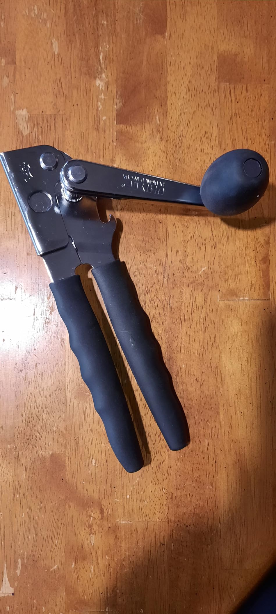 UHIYEE Commercial Can Opener Heavy Duty, Hand Crank for Large Cans, Black | Manual Can Opener, High-Carbon Blade, Extra-Long Handle, Oversize Knob, Built-in Magnet & Bottle Opener, For #10 Cans customer photo 1