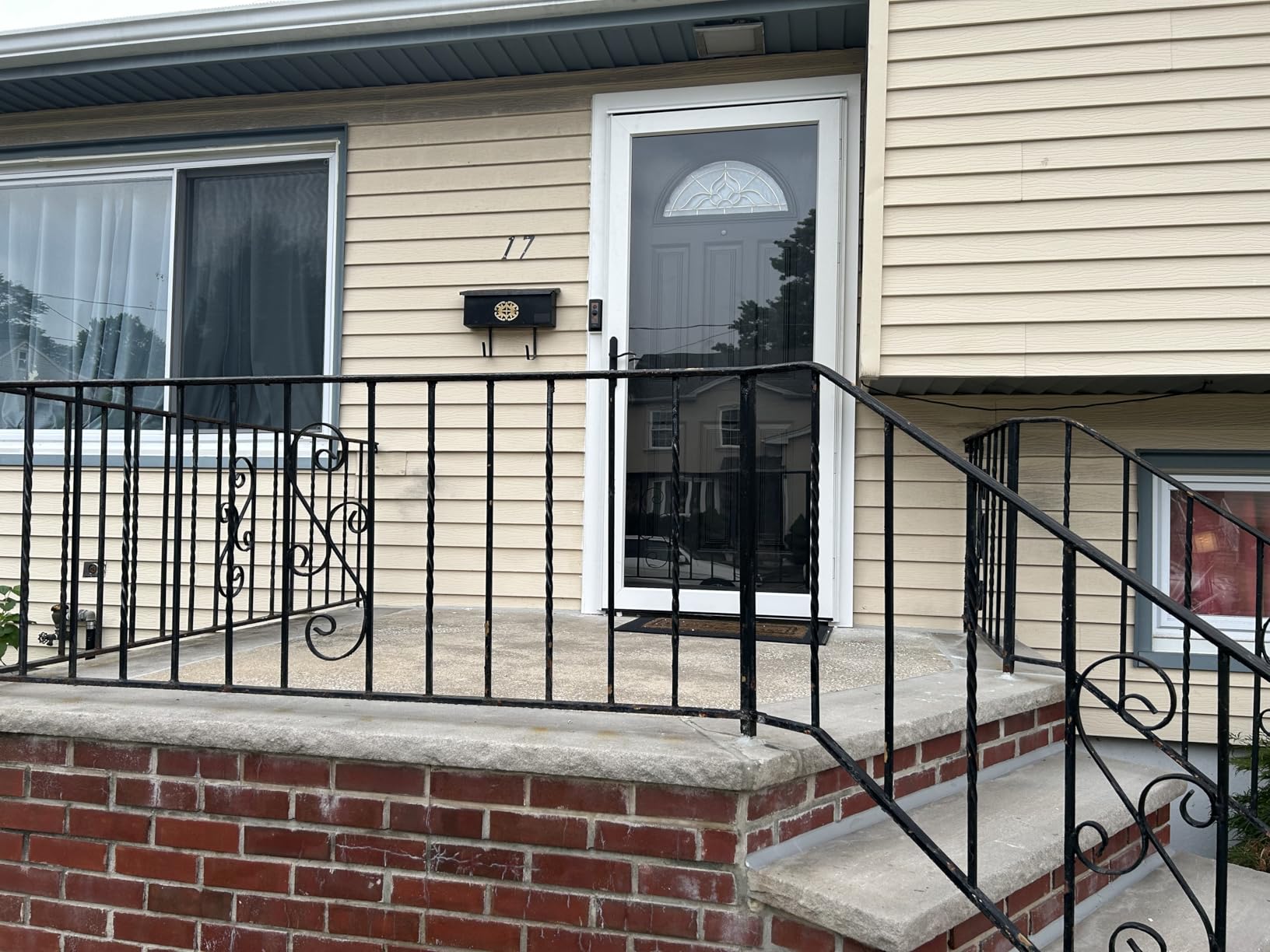 LARSON Platinum Interchangeable Storm Door, Black, 36-in. | Full Glass, Right Hinge customer photo 1