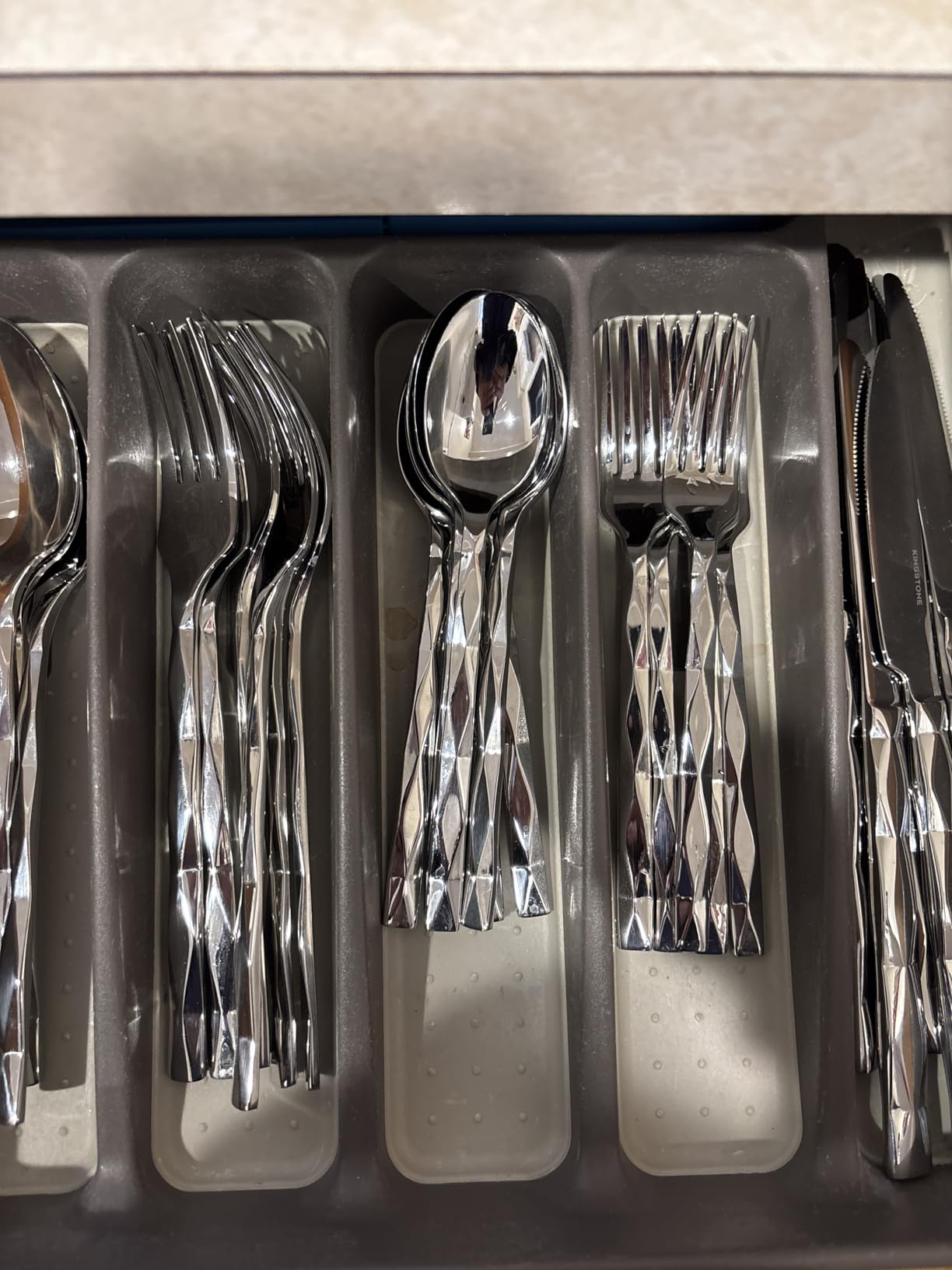 40 Piece 18/10 Gold Silverware Set, Stainless Steel Flatware Cutlery for 8 | KINGSTONE Luxury Silverware with Diamond Cut Pattern, Mirror Polished Utensils for Kitchen, Wedding, Party, Dishwasher Safe customer photo 2