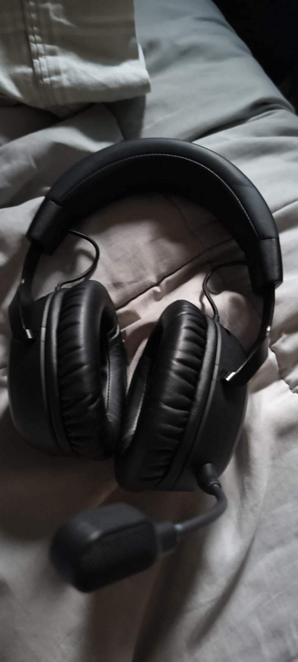 HyperX Cloud III S - Wireless Gaming Headset for Multi-Platform, 2.4GHz, Bluetooth, Battery Life up to 120 Hours 2.4GHz / 200 Hours Bluetooth, 53mm Angled Drivers, Detachable Mic - Black customer photo 1