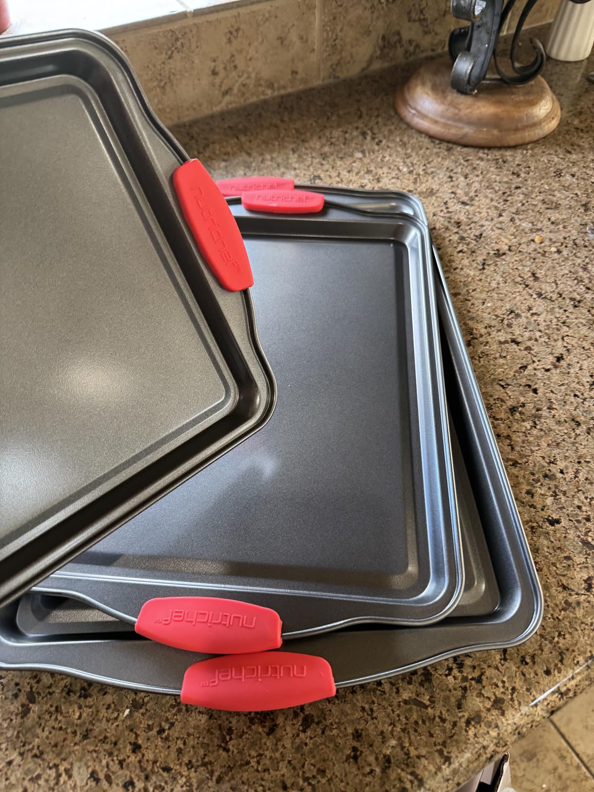 NutriChef 42-Piece Ultimate Nonstick Bakeware Set - Carbon Steel Baking Pans, Everyday Baking Tools, Oven Mitts, & More - Ideal for Baking Delicious Savory & Sweet Treats - Complete Set for Bakers customer photo 2