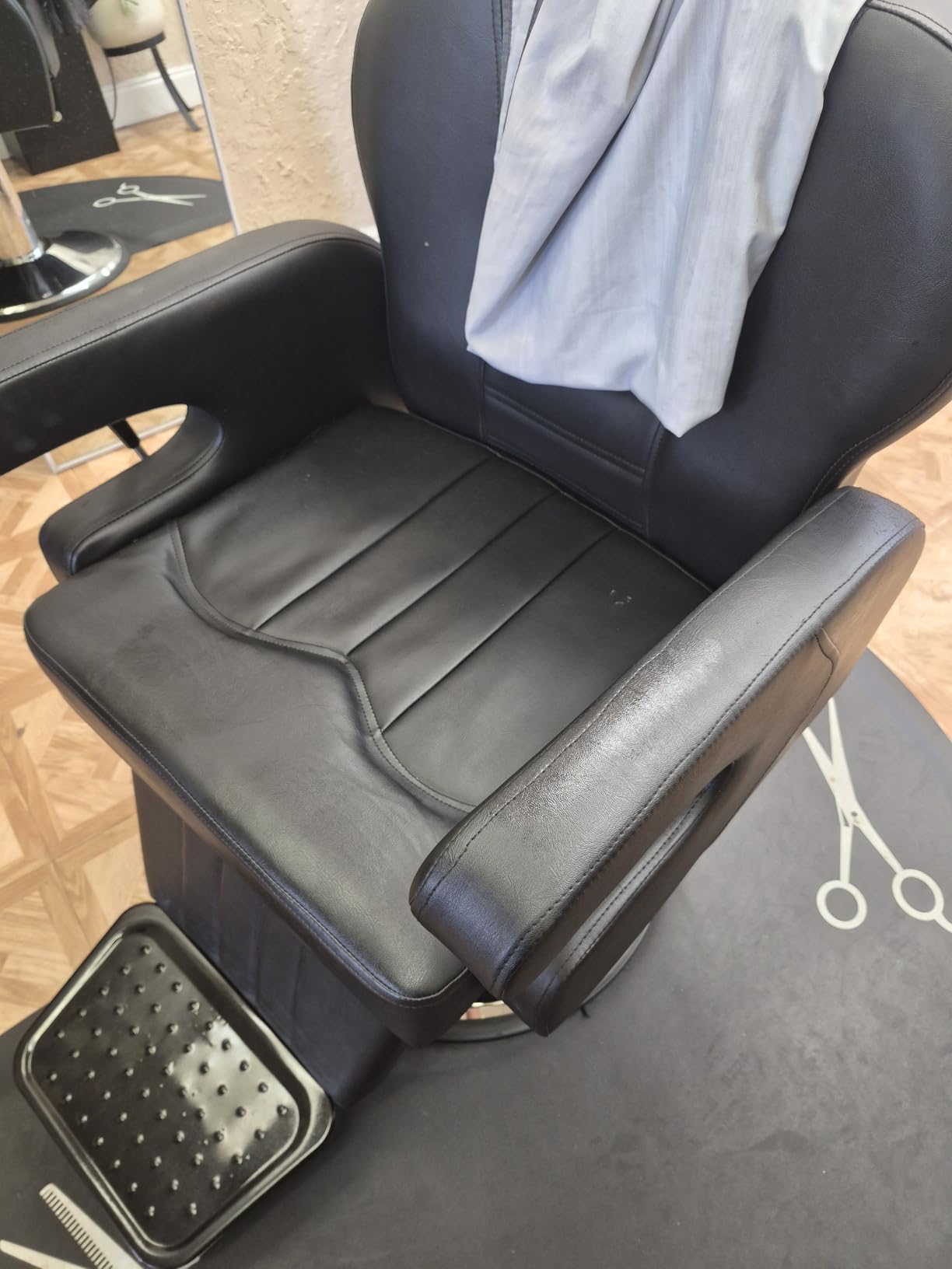 Vintage Barber Chair - Heavy Duty Hydraulic Recline Styling Chair with Rounded Cushioning, Adjustable Salon Chair for Barber Shop, Beauty Spa, Black | 450lbs Capacity, 45 Degree Recline, 5