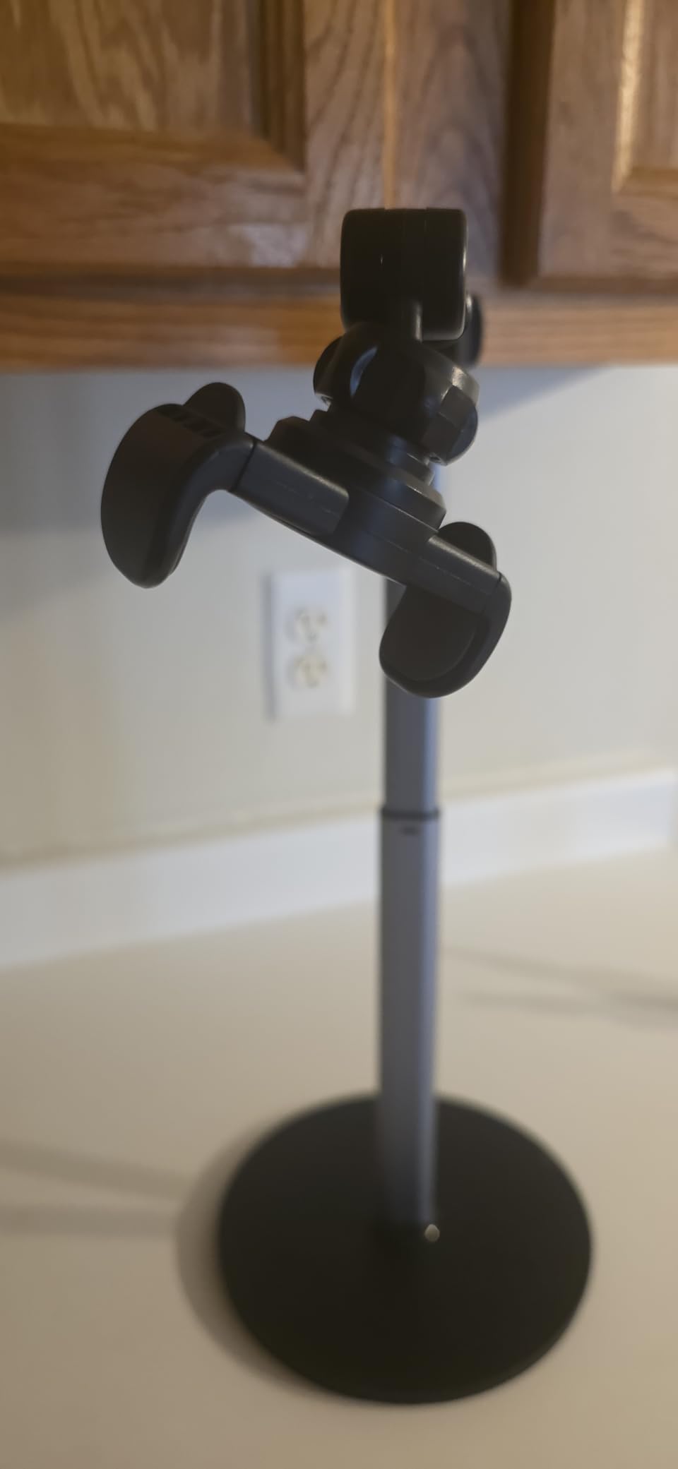 Mistriddle Overhead Phone Stand, 2-Section Telescopic Aluminum Arm for Cooking, Crafting, Filming & Painting customer photo 1
