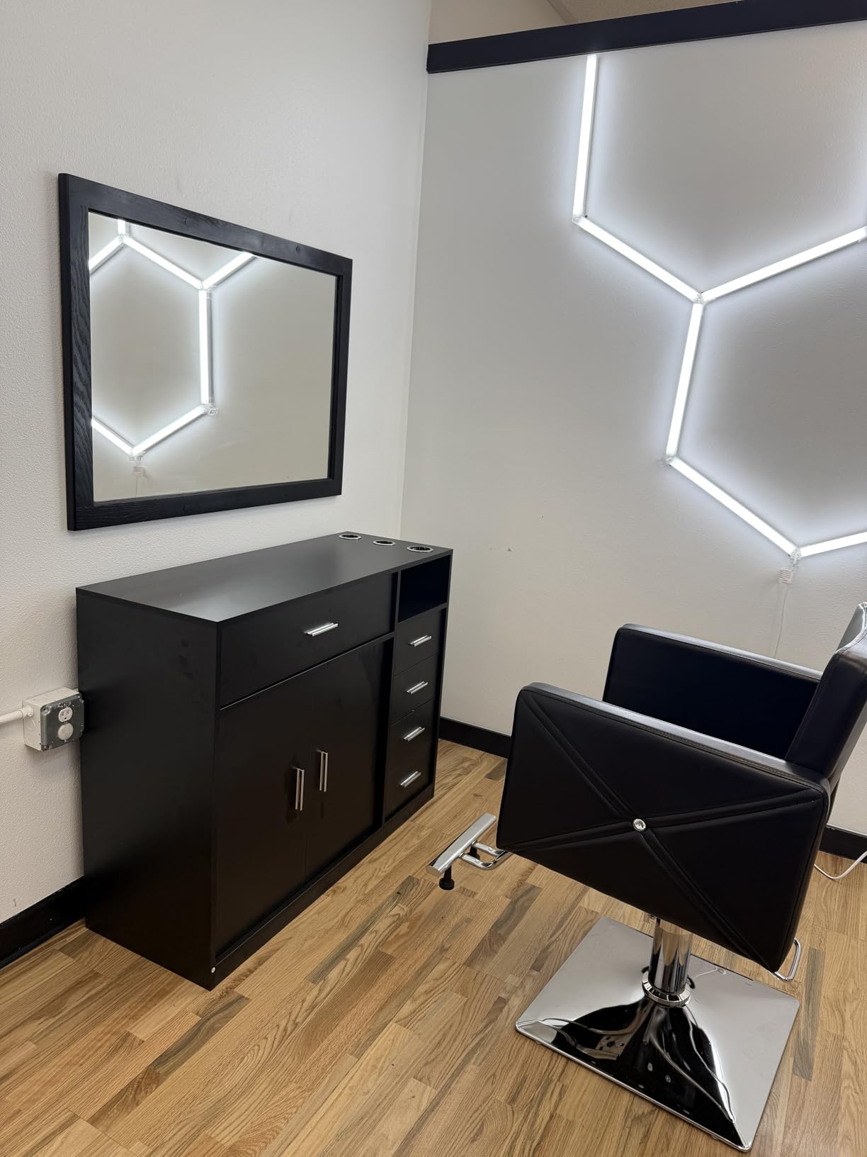 Artist hand Hair Salon Chair Black and Gold, Hydraulic Styling Chair | Heavy Duty Pump, 360 Degree Swivel Barber Chair, Adjustable Height, Beauty Salon Equipment for Hair Stylist, Max Load 330 Lbs customer photo 1
