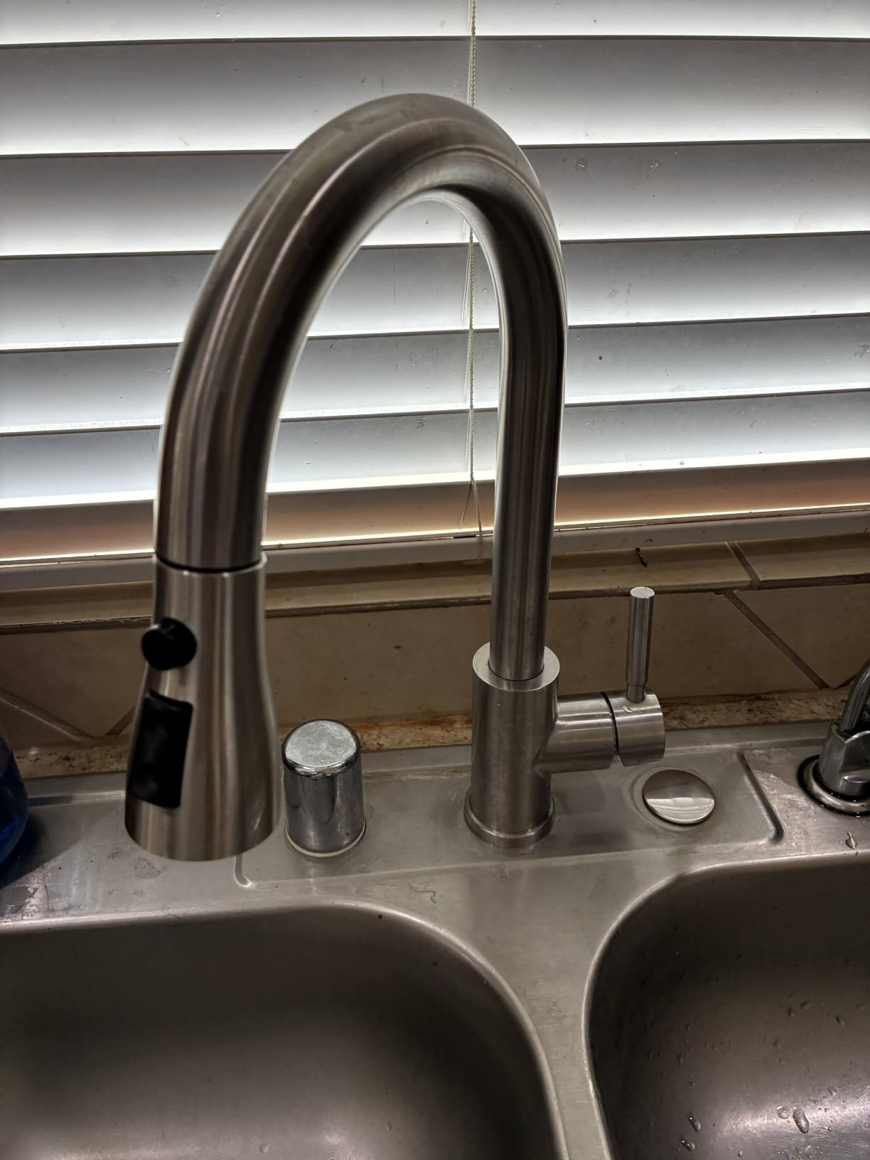 WEWE Touchless Kitchen Sink Faucet with Soap Dispenser, Single Handle Kitchen Faucets with Pull Down Sprayer Smart Motion Sensor Stainless Steel, Brushed Nickel customer photo 1