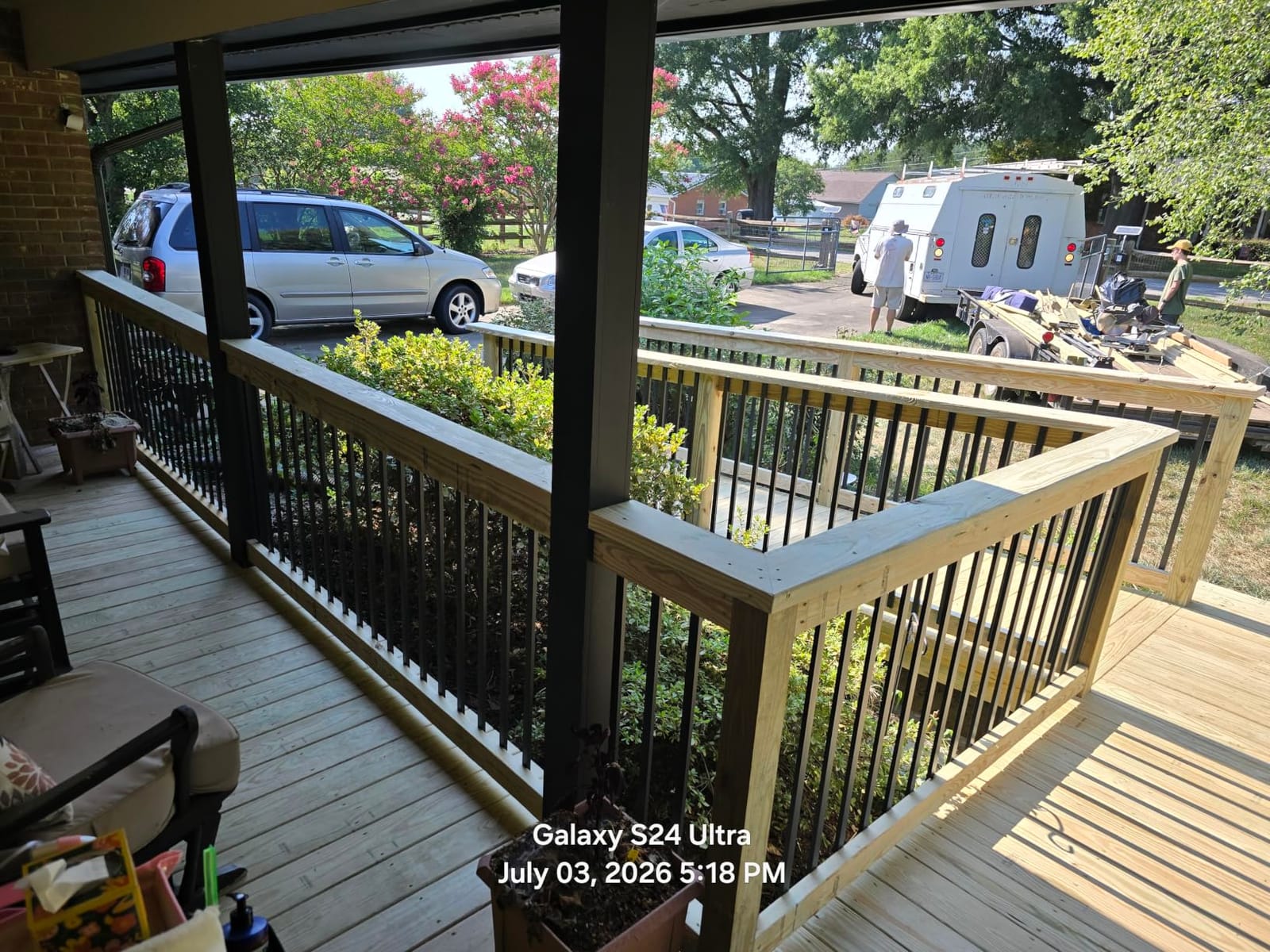 CAMMOO 110 Pcs 32'' Rectangular Deck Balusters, Straight Porch Railing Kit with Level, Pre-Installed End Cap & Screws, Anti-Rust Spindles for Balcony, Poolside, Staircase Indoor Outdoor, Black customer photo 2