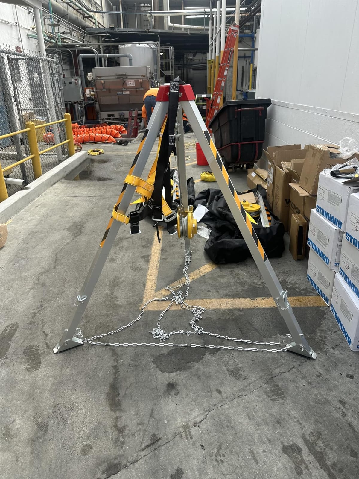 VEVOR Confined Space Tripod Kit, Heavy Duty Rescue Tripod Lifting Hoist 2600 lbs Winch, 4.76 ft Adjustable Legs, 98.5 ft Cable Portable Kit, 32.8 ft Fall Protection, 5.25-8.04 ft Working Height customer photo 1