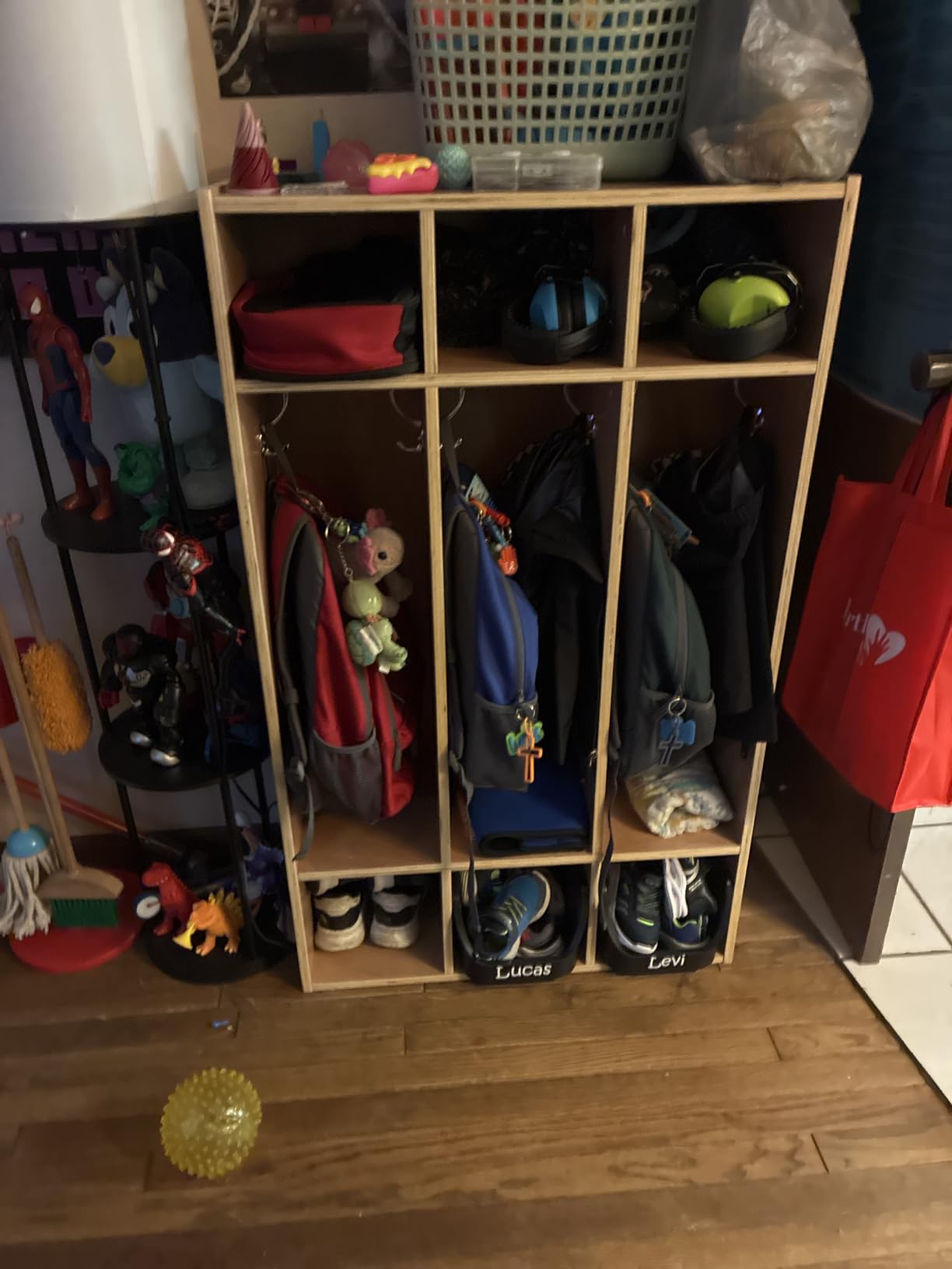 VEVOR 2-Section Coat Locker with Bench, Kids Lockers with 4 Hooks & Non-Slip Mat, Classroom Cubbies for Daycare, Home, Kindergarten - Natural customer photo 2