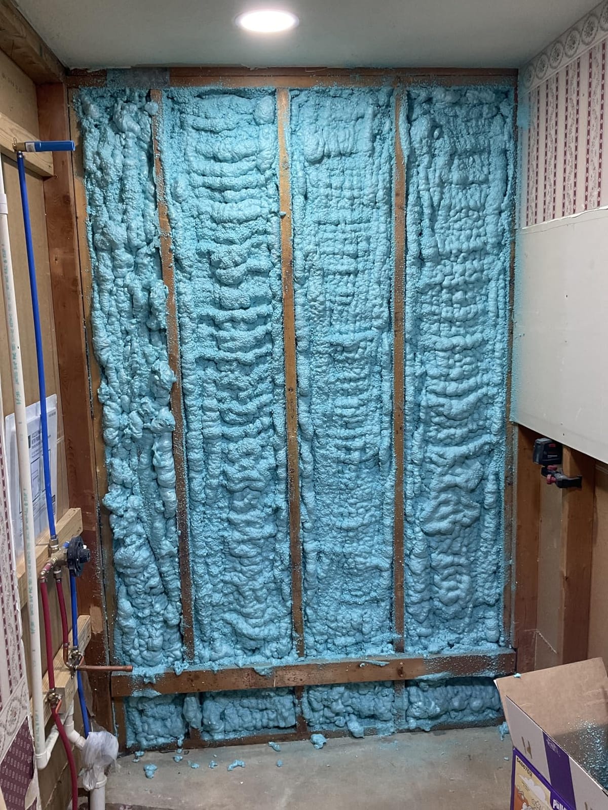 BEEST FullStop Spray Foam Insulation Kit for Walls and Attic - Fire Rated - 720 Board ft/sq.ft Perfect Heat & Acoustic Insulation - 36x Spray Foam Can, 2X Cleaner, Pro Gun & Safety Gear customer photo 2