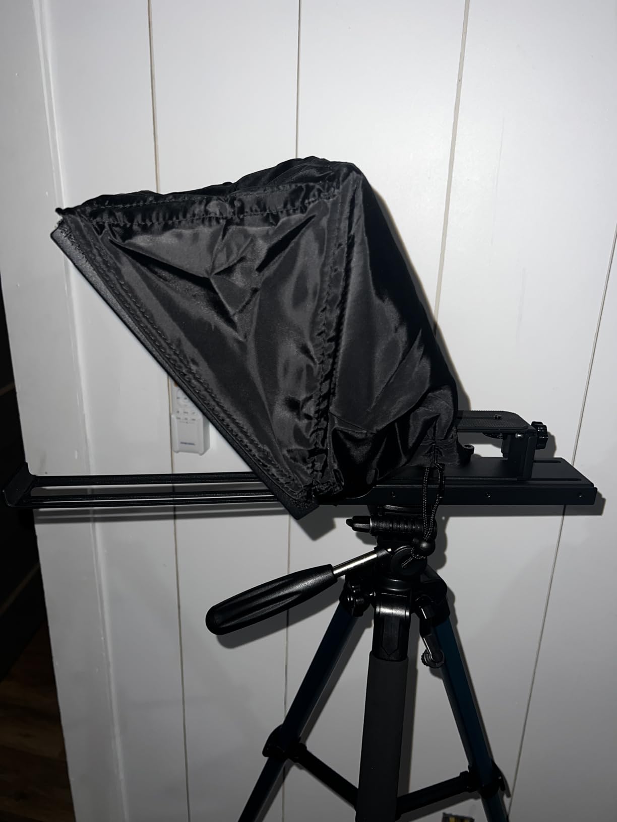 NEEWER 2 in 1 Teleprompter 11 Inch with Monitor, Supports Screen Mirroring, Plastic, Portable Prompter for Camera Mobile Phone Webcam Windows MacOS for YouTube Twitch Live Streaming Conference, X11 customer photo 1