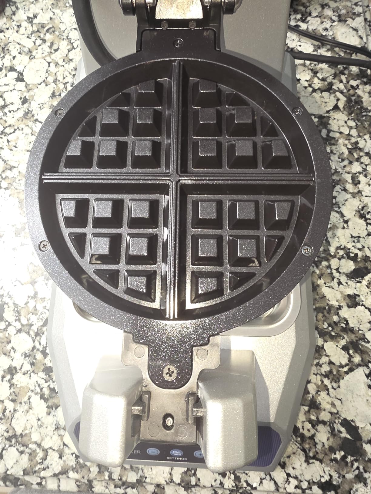 Waring Commercial Belgian Waffle Maker, 25 Waffles per Hour, Automatic Countdown Timer, Rotary Feature for Even Baking, Triple-Coated Nonstick Plates, NSF Certified, WW185X customer photo 1