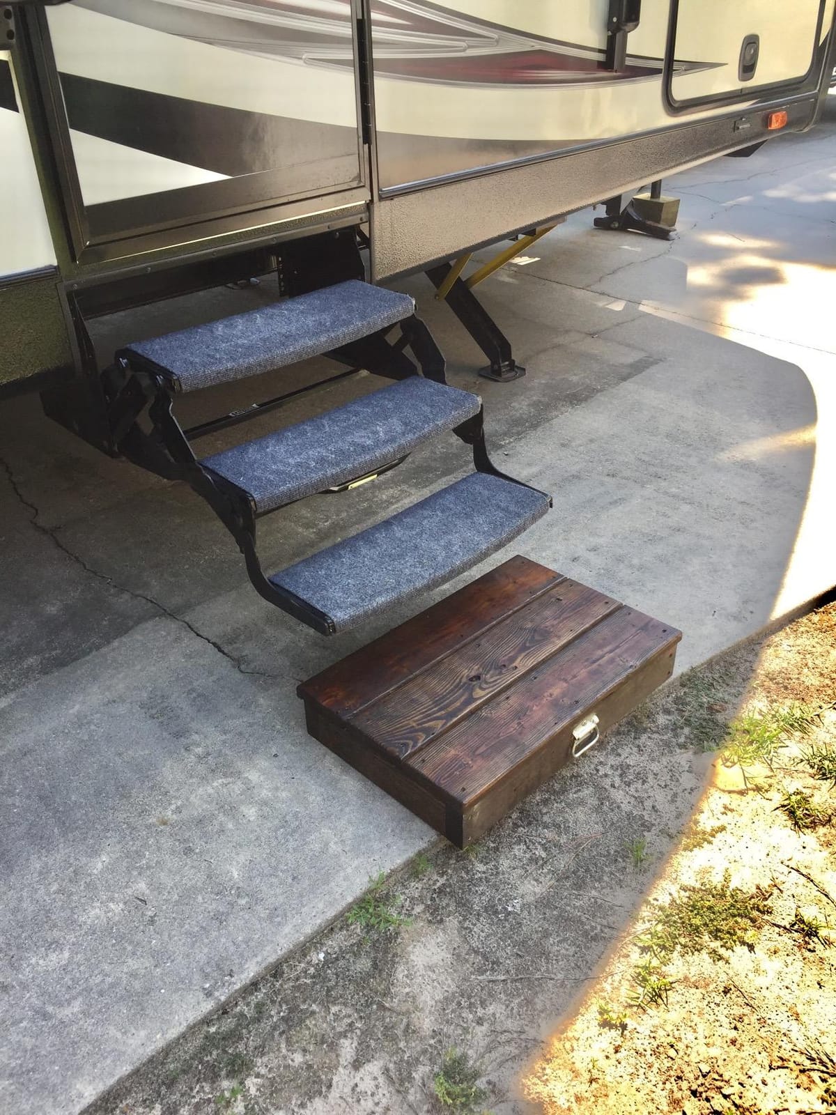 Camco Wrap Around Step Rug- Protects Your RV from Unwanted Tracked in Dirt, Works on Electrical & Manual RV Steps - Extra Large - 23 inch - Gray - (42935) customer photo 2