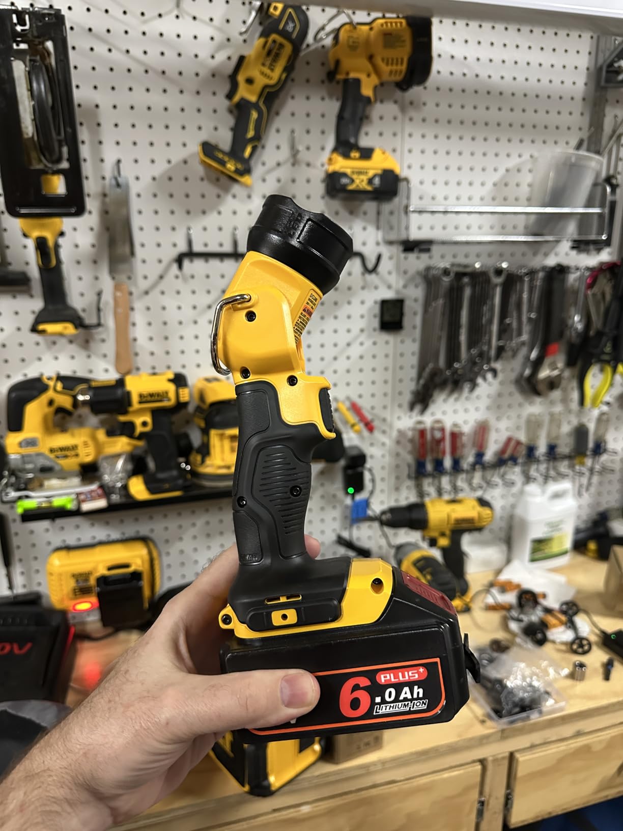 DEWALT 20V MAX* LED Work Light/Flashlight (DCL040) customer photo 2