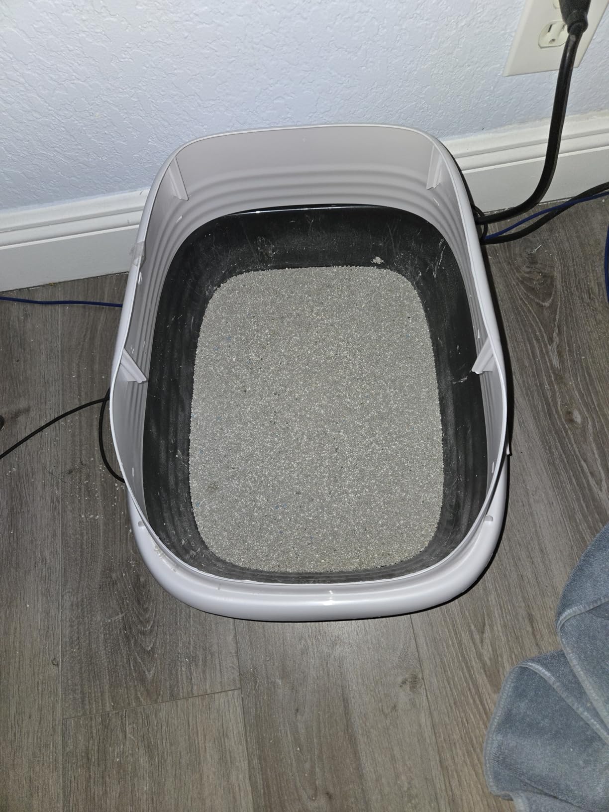 Arm & Hammer Rimmed Cat Litter Box with High Sides and Microban, Made in USA customer photo 2
