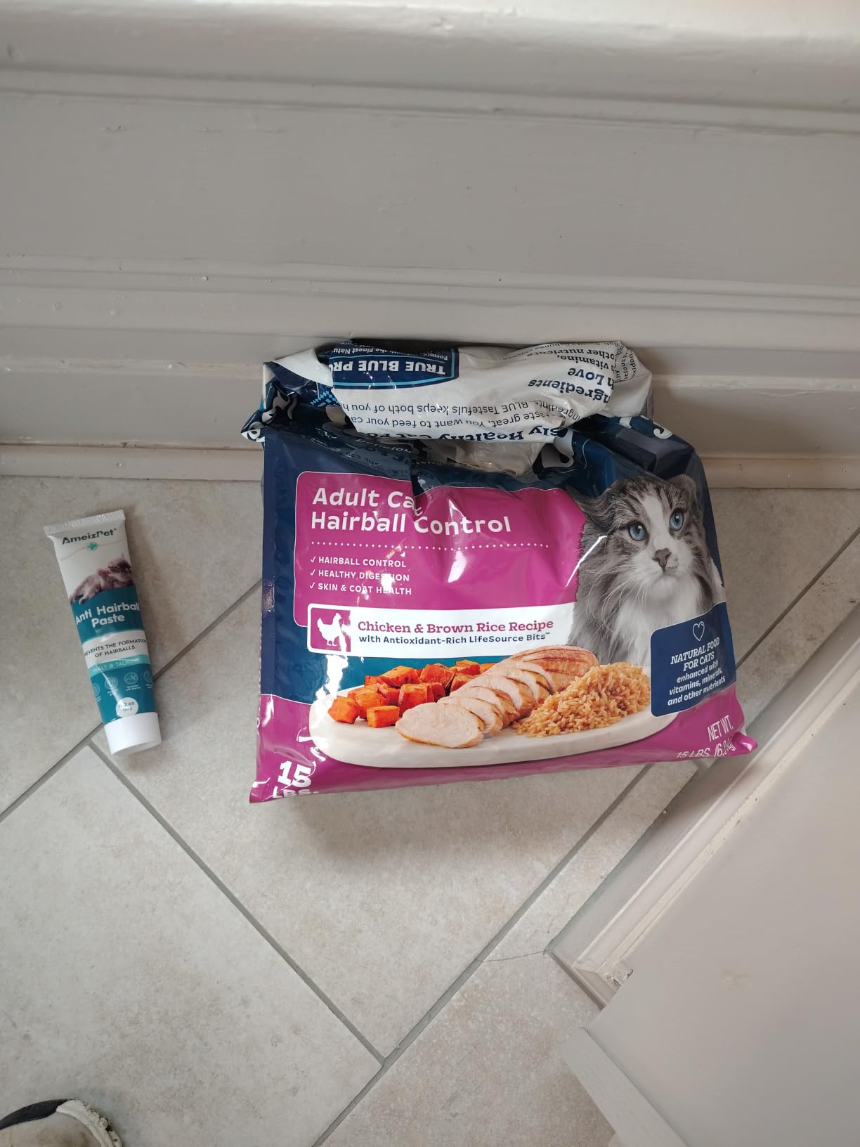 Blue Buffalo Tastefuls Chicken Adult Hairball Control Dry Cat Food, 7 lb customer photo 1