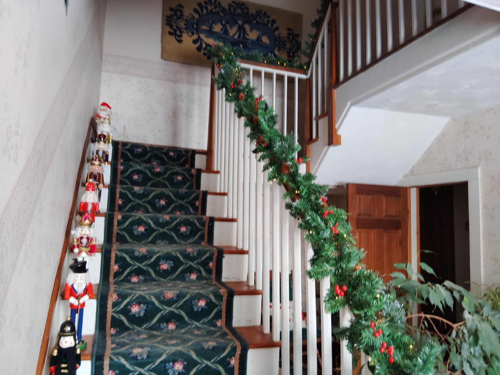 Best Choice Products 9ft Pre-Lit Holiday Pre-Decorated Christmas Garland for Stairs, Fireplace, Decoration w/PVC Tips, 50 Lights, Pine Cones, Berries - Unflocked customer photo 2