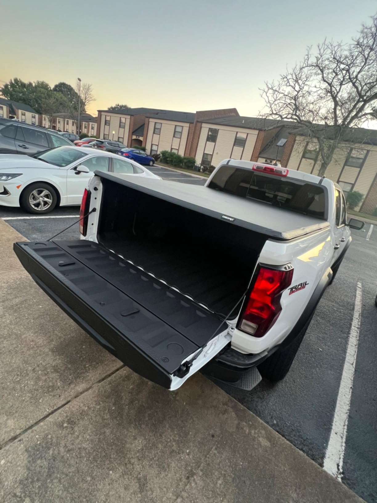 oEdRo Soft Tri-Fold Tonneau Cover for 2015-2026 Chevy Colorado/Canyon 5.2ft customer photo 1