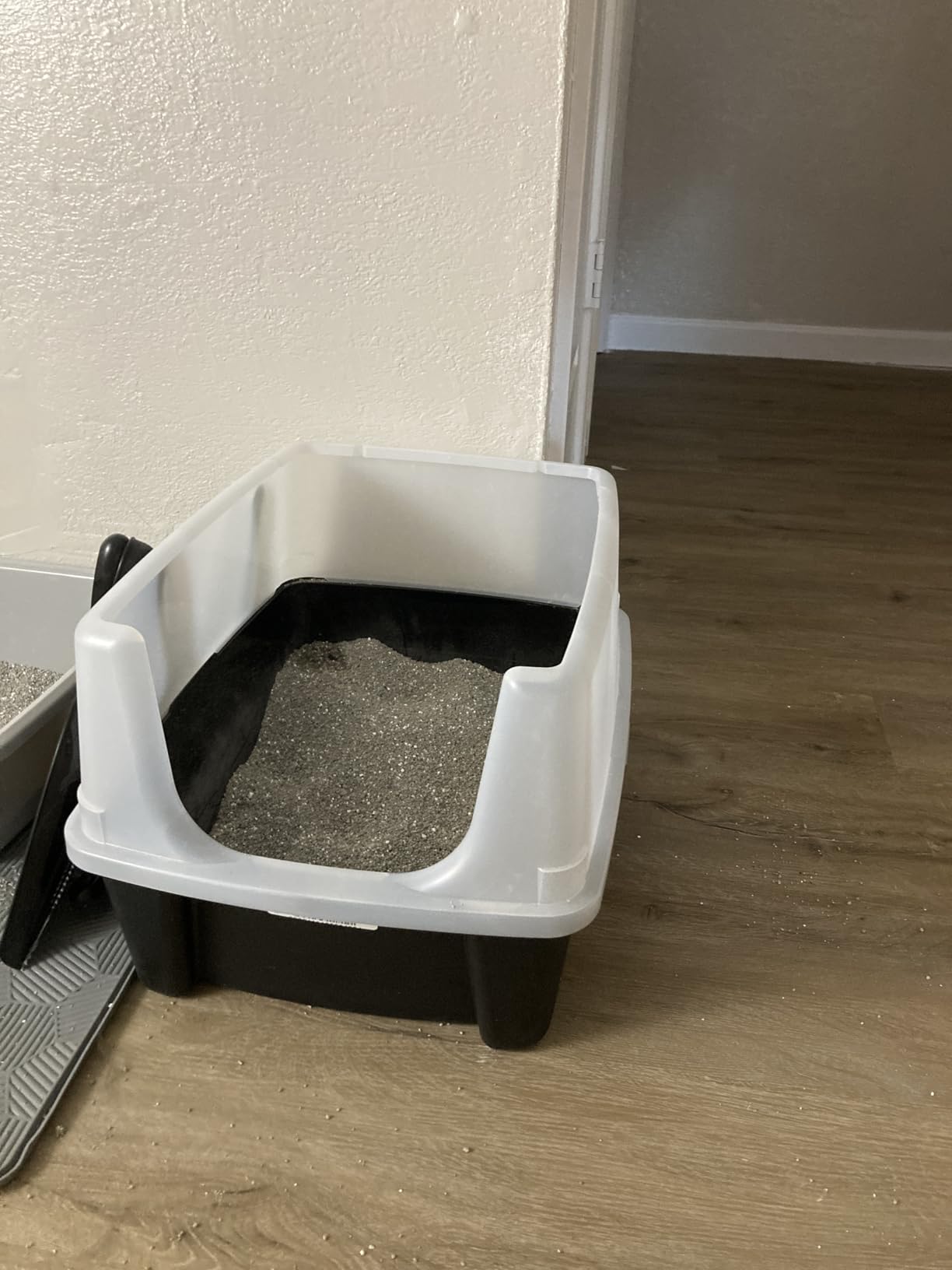 IRIS USA Large High Sided Cat Litter Box, Scatter Shield customer photo 1